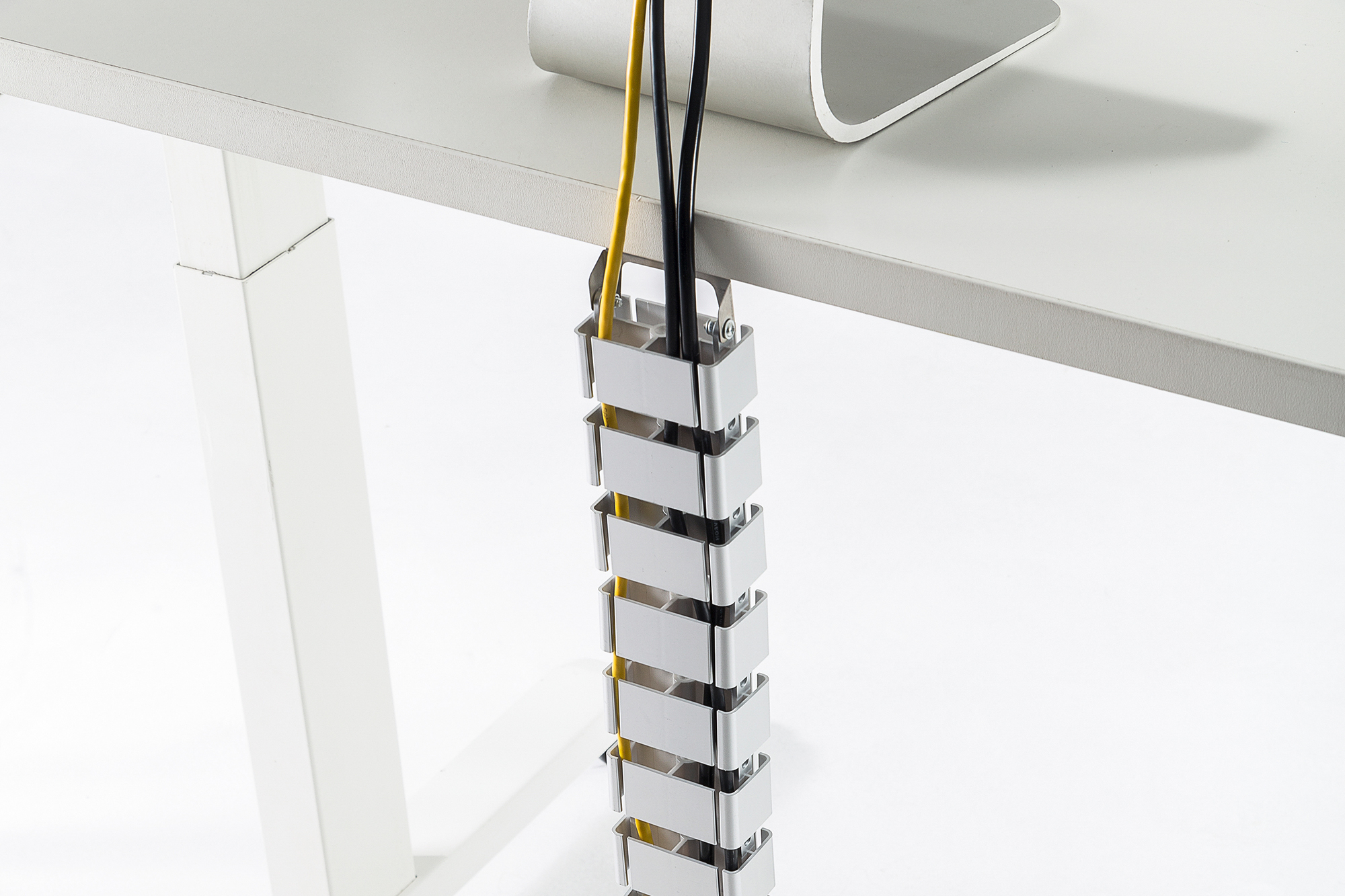 daten kabel, elektrische kabel, kabel organiser, modulare rack, weißer schreibtisch