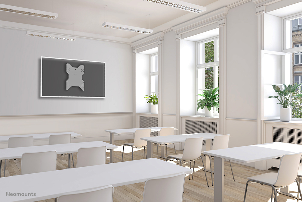 Klassenzimmer, Schreibtische, weiße Stühle, Whiteboard, Pflanzen