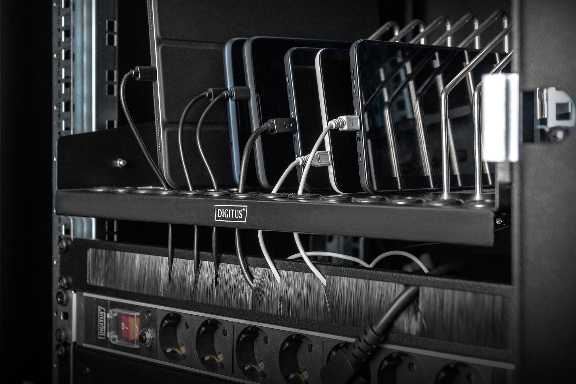 DIGITUS DN-97665 Ausziehbarer Fachboden für Tablets, Notebooks, Smartphones DIGITUS DN-97665 Ausziehbarer Fachboden für Tablets, Notebooks, Smartphones