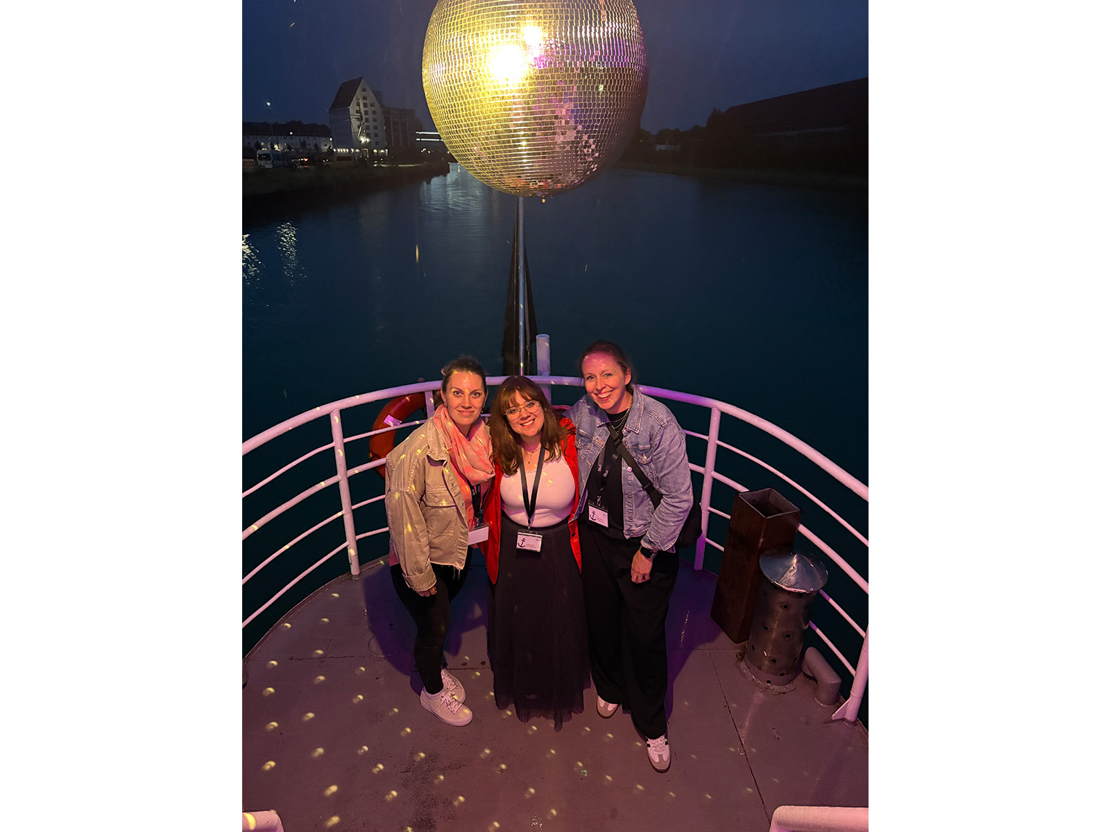disco ball, gruppe foto, nacht szene, ufer, deck railing