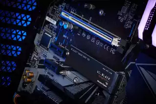 Mainboard, ATX-Mainboard, schwarze Platine, RAM-Steckplätze, RGB-Beleuchtung