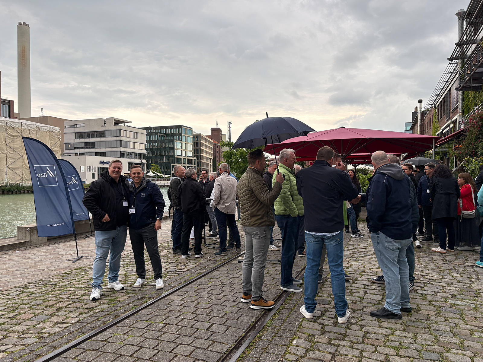 Outdoor-Veranstaltung, Personengruppe, Stadt-/Wasserfront, lässige Kleidung, Regenschirm