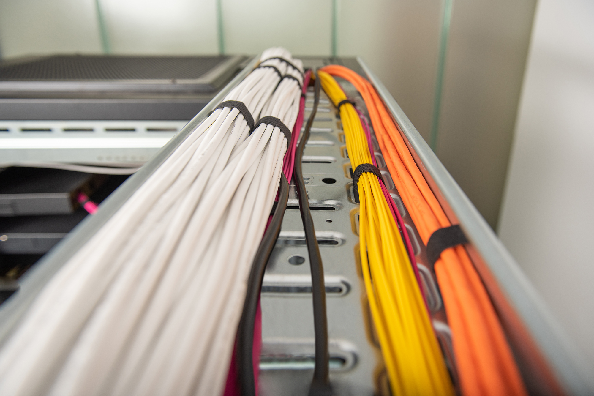 kabelsalat, server rack, netzwerk kabel, serverraum, sichtbare kabelsleeves