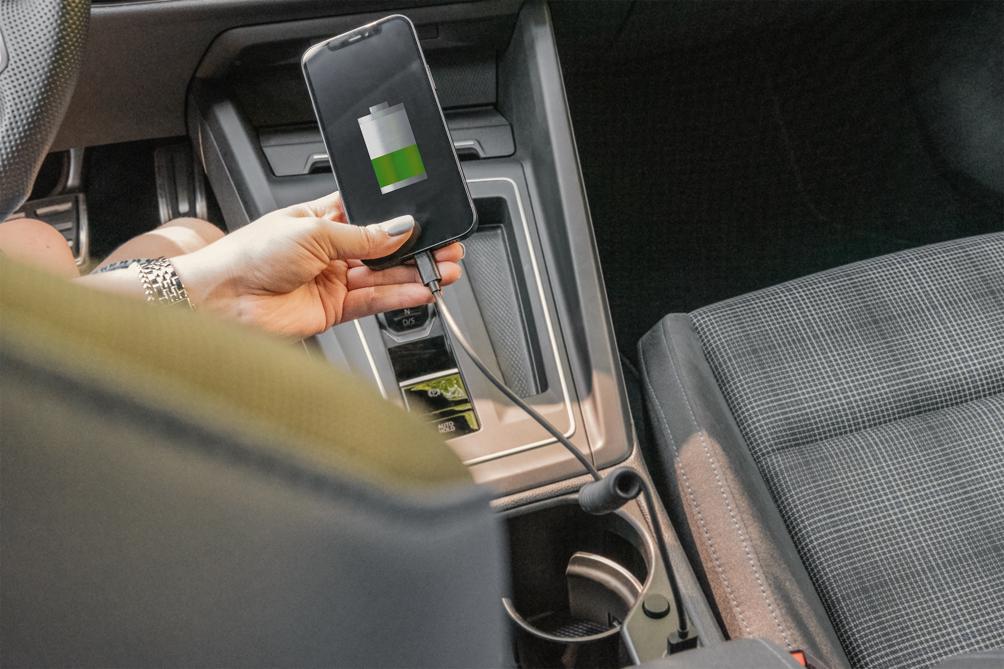 Wireless charger, Smartphone, Car interior, USB-C, Docking cable