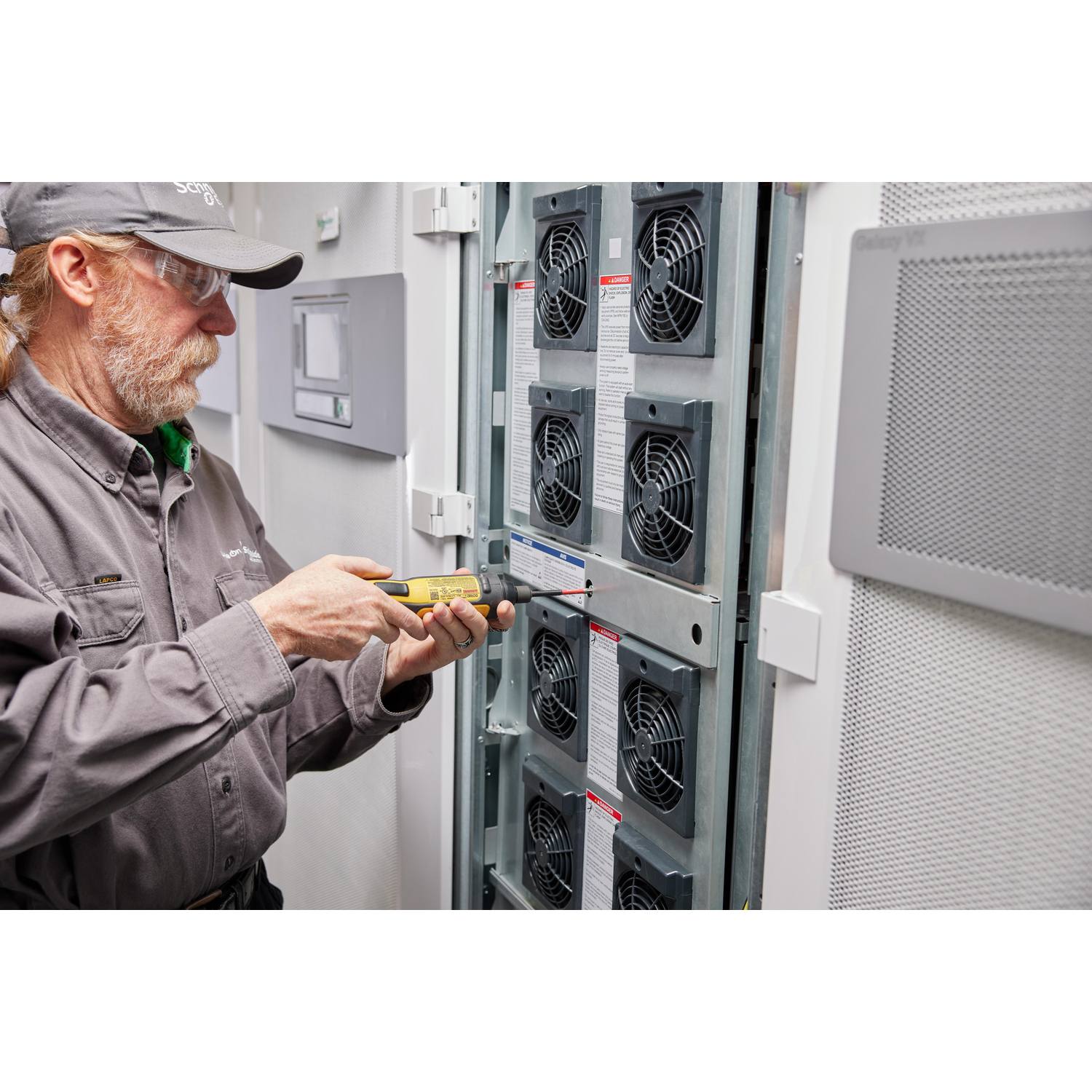 Elektriker, Schraubendreher, Serverraum, Werkzeug, Montagebesichtigung