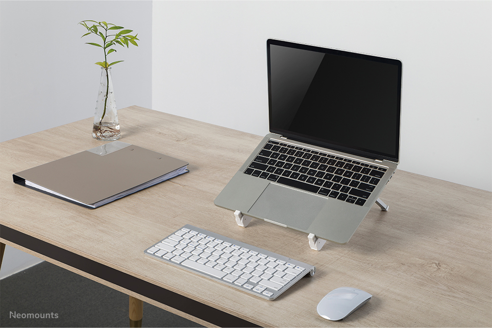 Laptop, Laptopständer, Tastatur, Maus, Schreibtisch-Setup