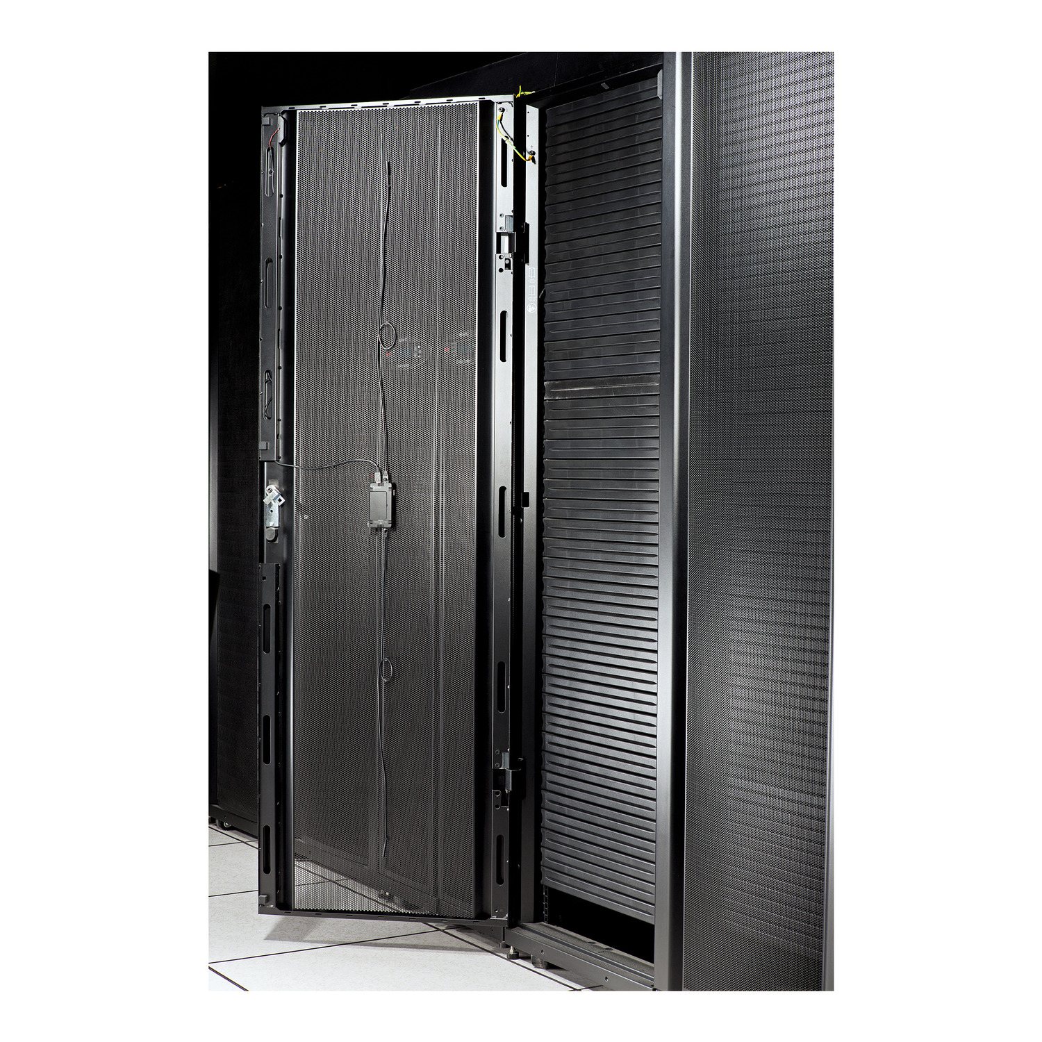 Serverrack, Rechenzentrum, Metallgehäuse, Kabelmanagement, Belüftung