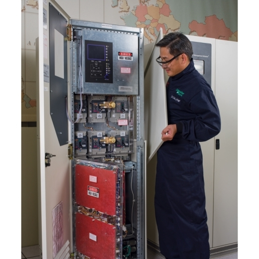 APC Start-UPS Service for (1) Upsilon 160 to 250A UPS Erwachsener, Männlich, Mann, Person, Gaspumpe