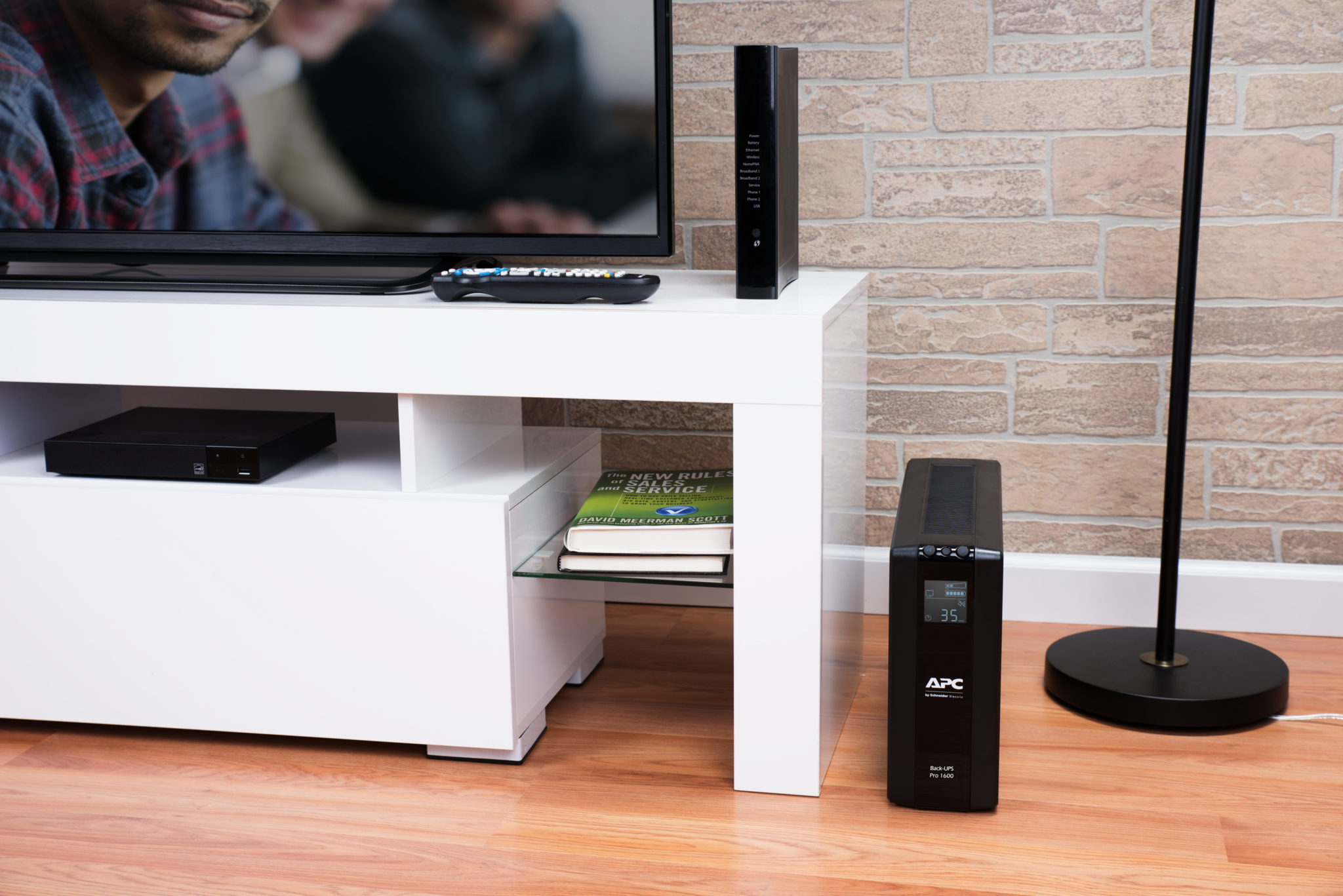 TV, TV-Ständer, weißer Schrank, schwarzes Gerät, Fernbedienung