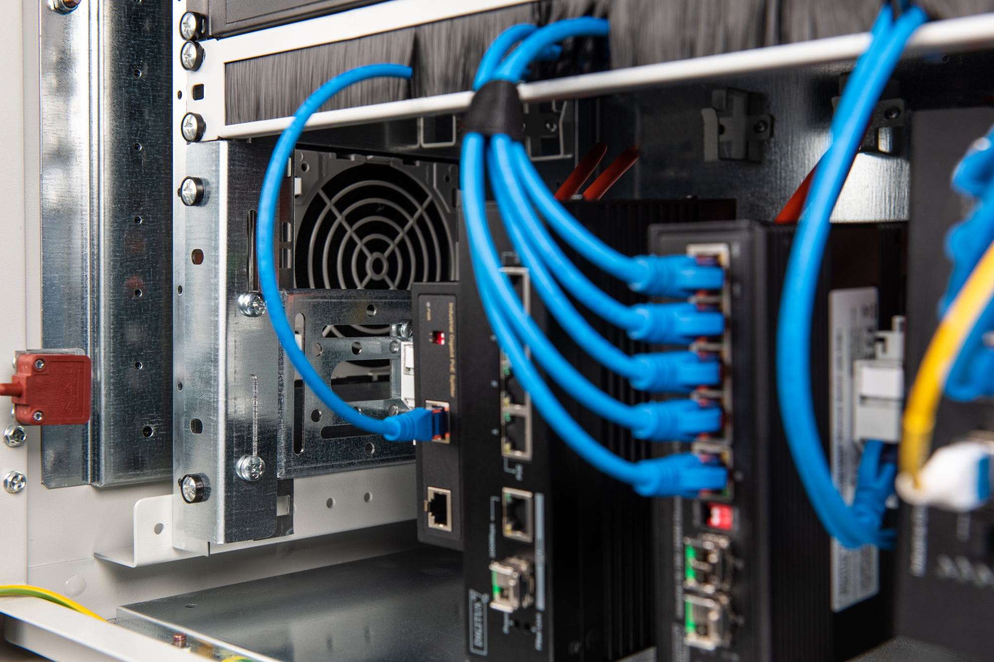 DIGITUS DN-19-DIN-4U 483 mm (19“)-Hutschienenträger, 4HE DIGITUS DN-19-DIN-4U 483 mm (19“)-Hutschienenträger, 4HE