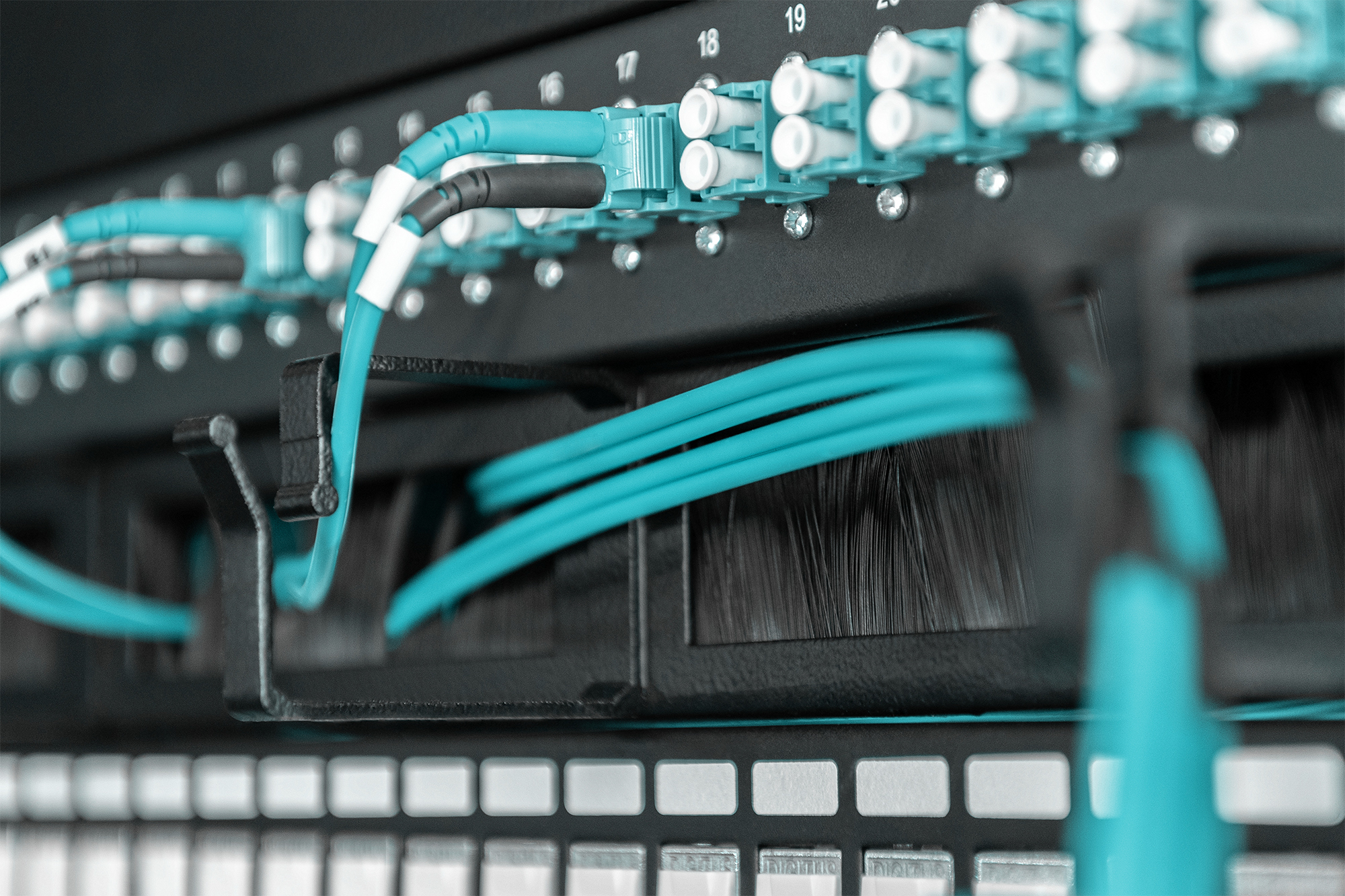 server rack, Netzwerkkabel, Patchpanel, teal cables, Rackmontage