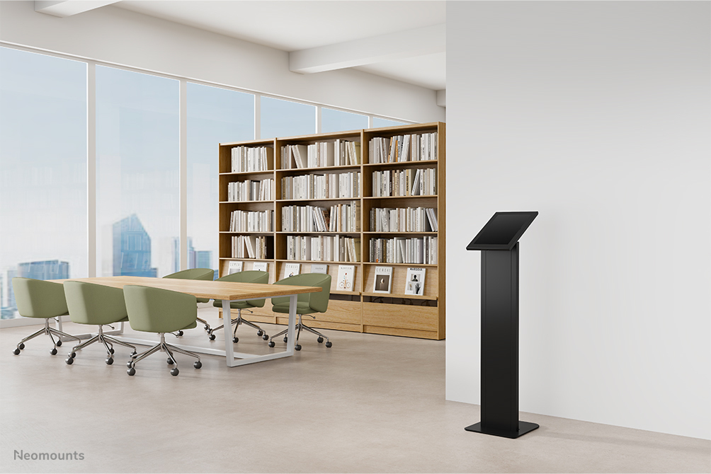 Besprechungsraum, Konferenztisch, Bücherregal, Rednerpult, digitales Kiosk