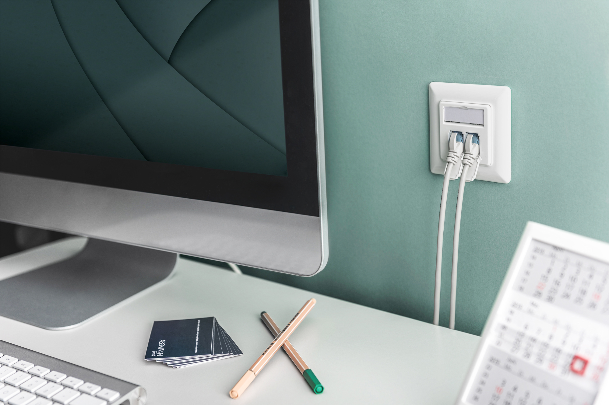 Bildschirm, Schreibtisch-Computer, HDMI-Kabel, Kohlenstoffstahl, Büro-Setup