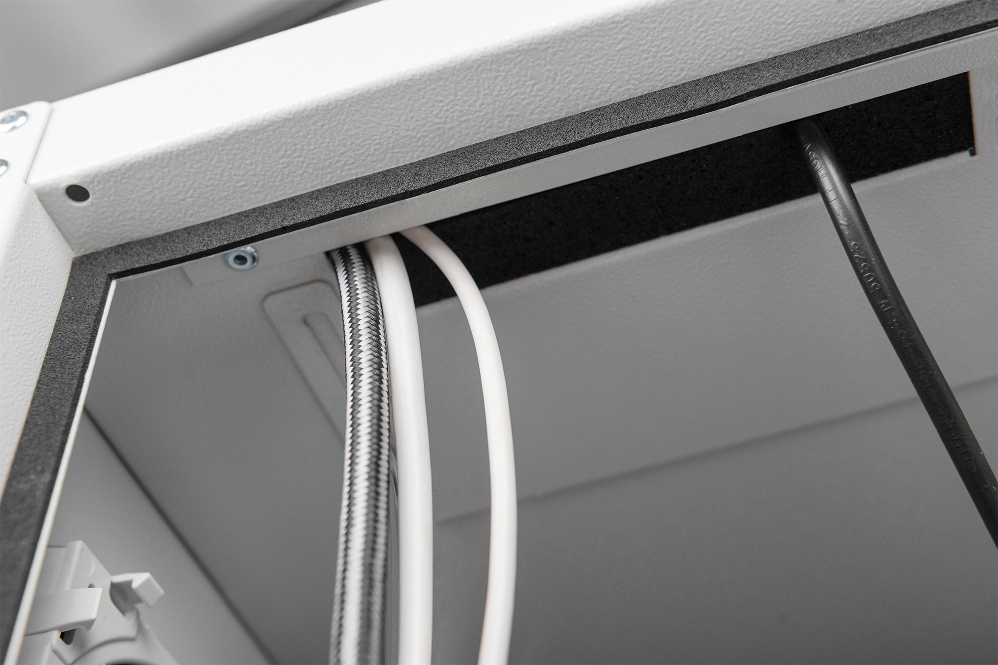 DIGITUS DN-CC 9002 Computergehäuse mit eingebautem Filterlüfter und Nivellierfüßen