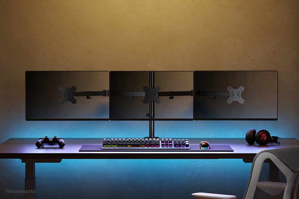 monitor, triple-monitor, Gaming-Setup, Tastatur, Kopfhörer