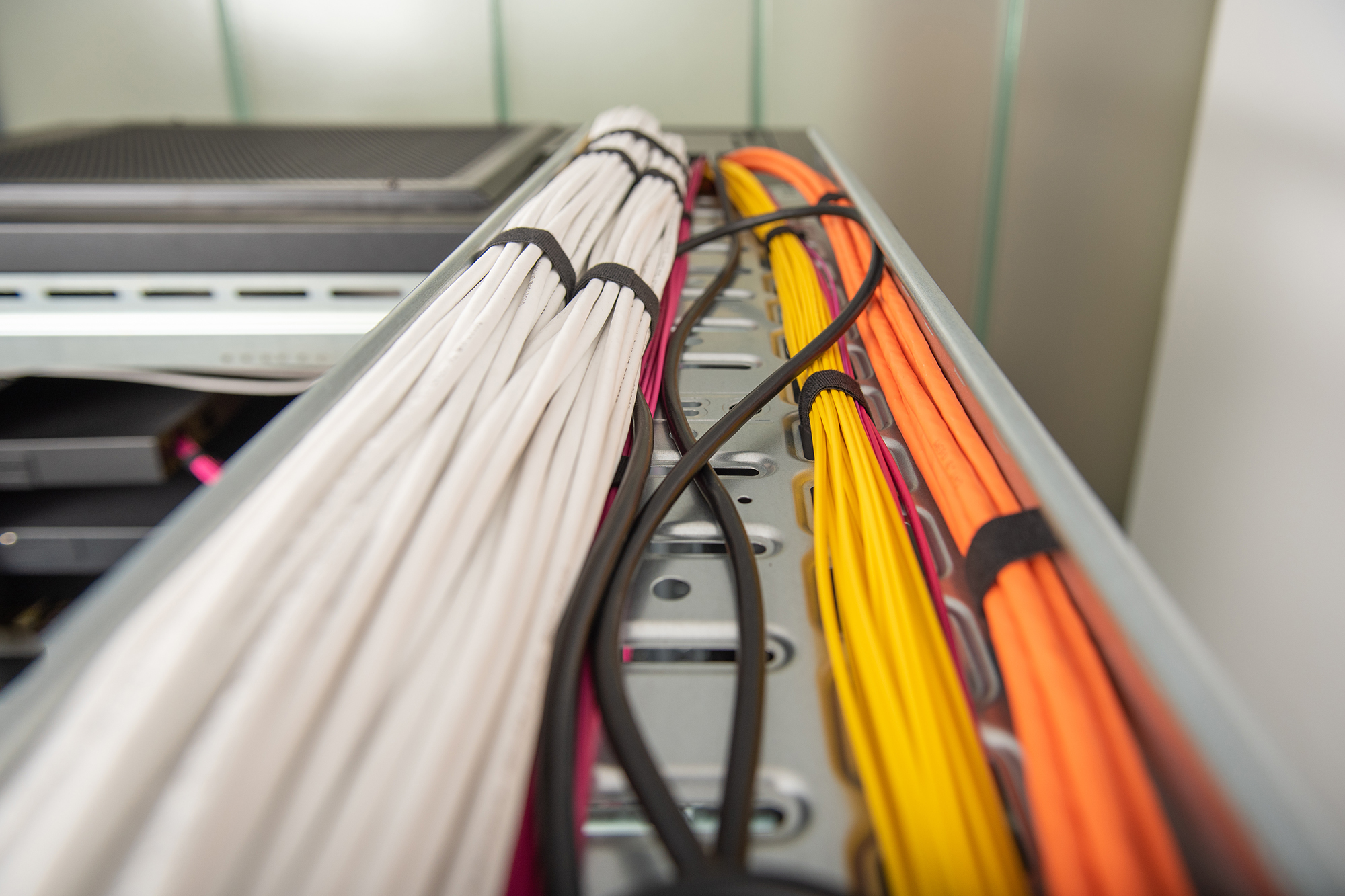 server rack, kabelsalat, rackmontage, netzwerkkabel, hardware