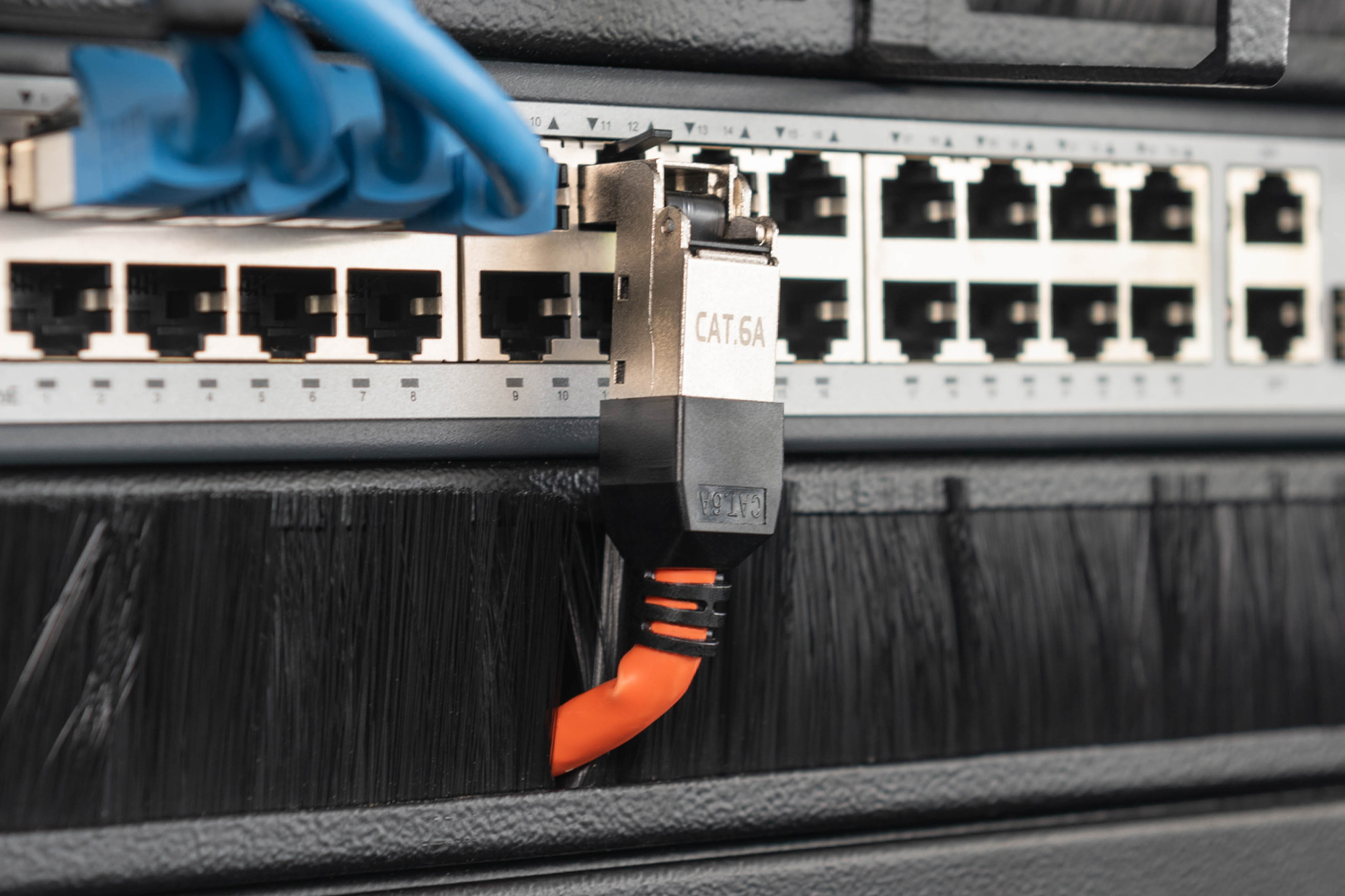DIGITUS DN-93636 CAT 6A Feldstecker biegbar,  STP mit Staubschutzkappe, Knickschutz
