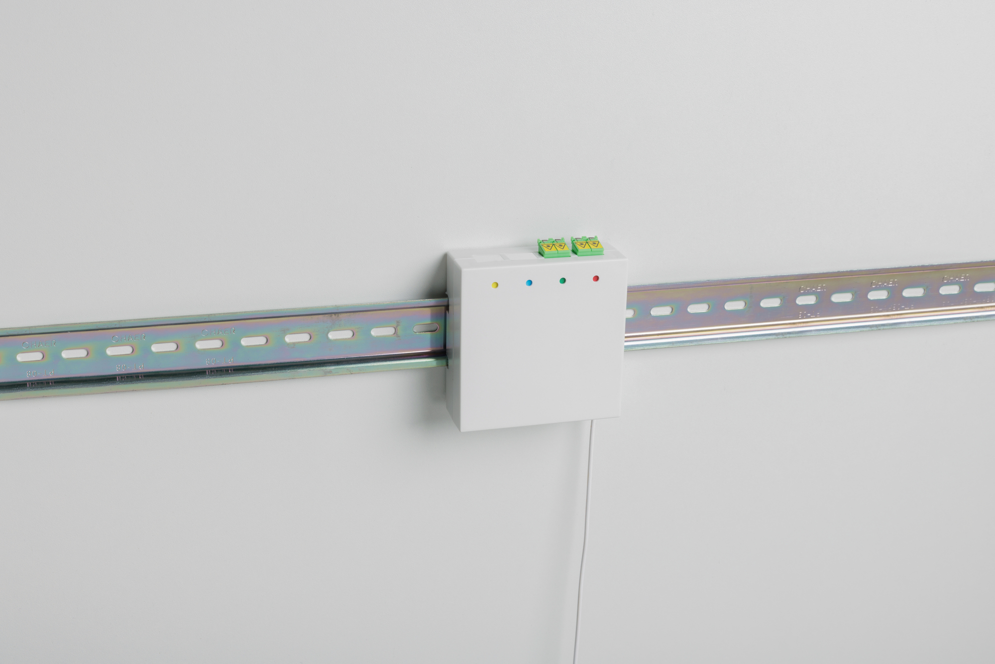 elektrischer Verteiler, Schalteleiste, Sicherungskasten, blanke Metallinstallation, Kabelkanal