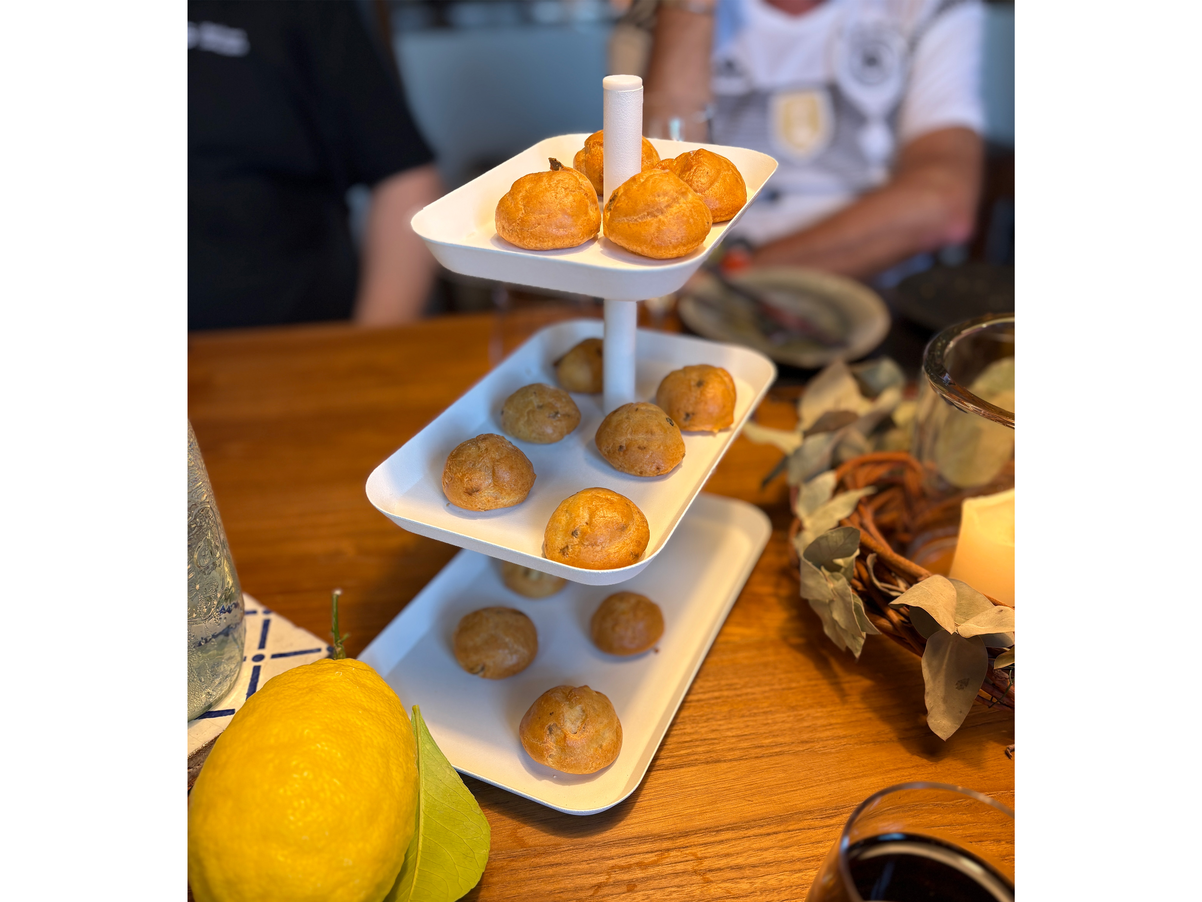 Mini–eclairs, Frittierte Bällchen, Häppchen, Tafelservierplatte, Zitrone