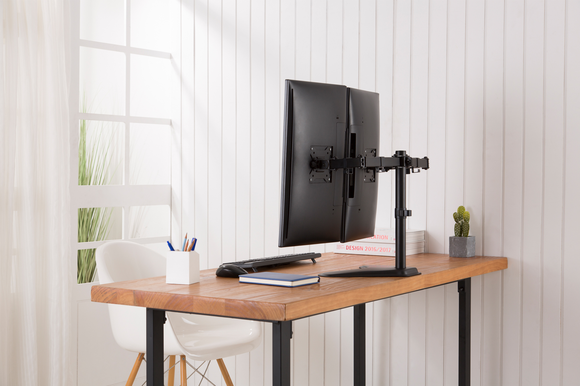 Monitore, Arbeitsplatz-Setup, Dual-Monitor, schwarzer Monitor, verstellbare Halterung
