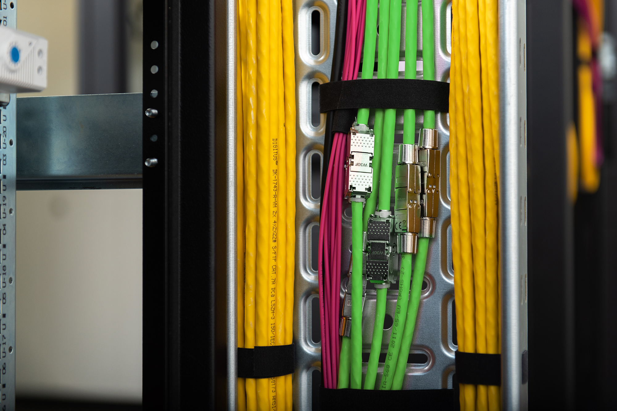 Kabelbündel, Serverrack, Netzwerkverkabelung, Grafikkabel, Kabelmanagement