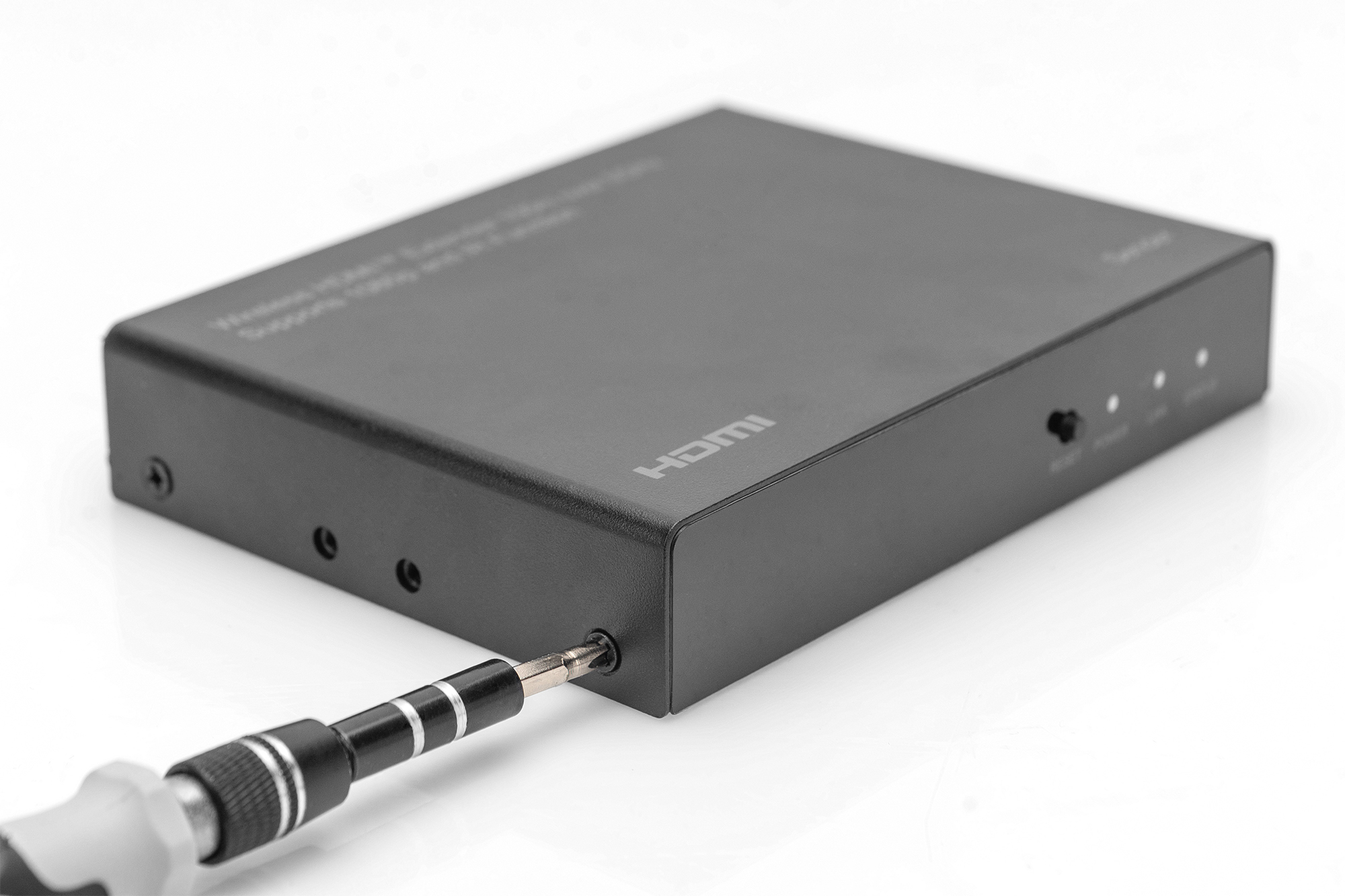 HDMI-Adapter, schwarz, Metallgehäuse, RJ45-Anschlüsse, Schraubendreher angeschlossen