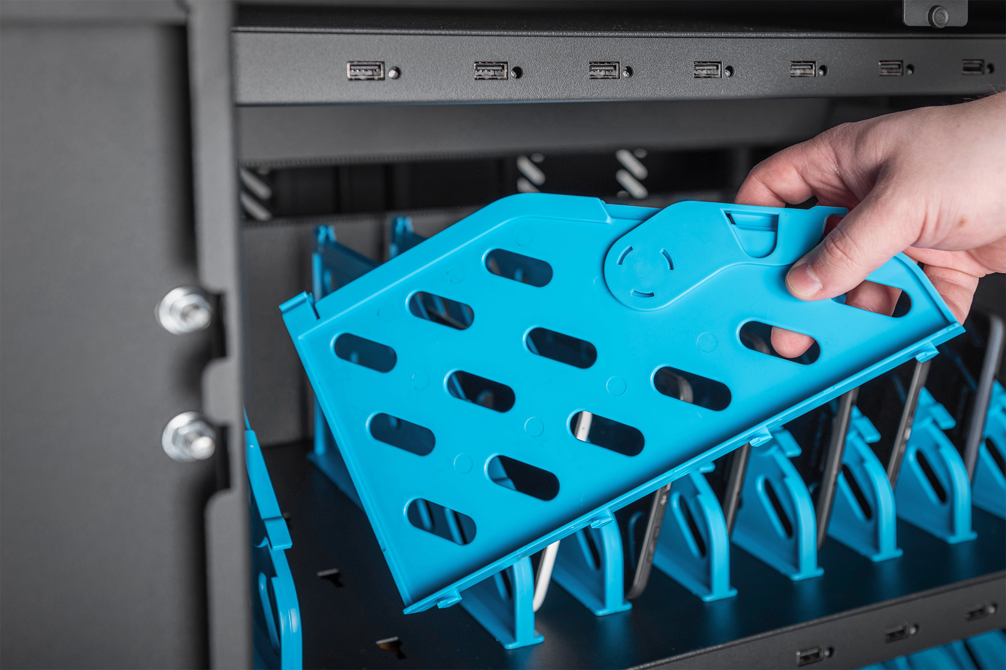 server rack, blaue Ablage, Kabelorganizer, Technikgerät, Hot-Swap-Deckel