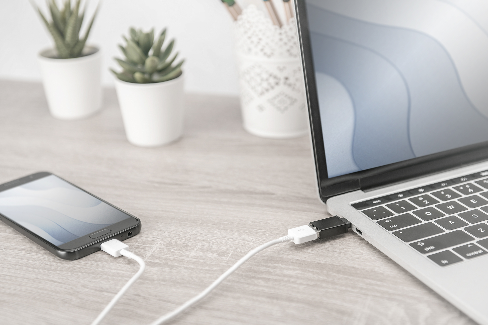 laptop, Laptop-Ladekabel, USB-C, Smartphone, Schreibtisch-Setup