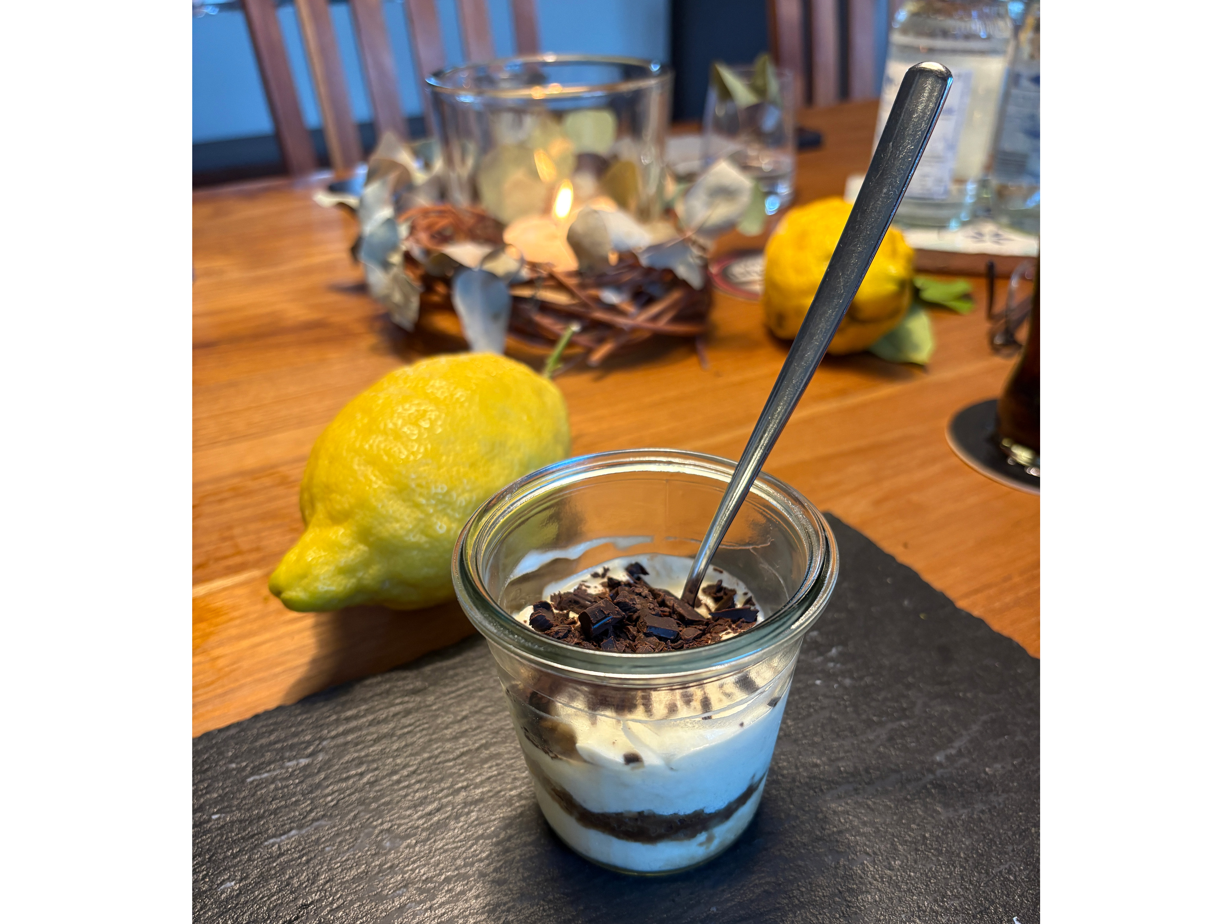 Mousse, Schokoladenstückchen, Joghurt, Glasbehälter, Zitrone