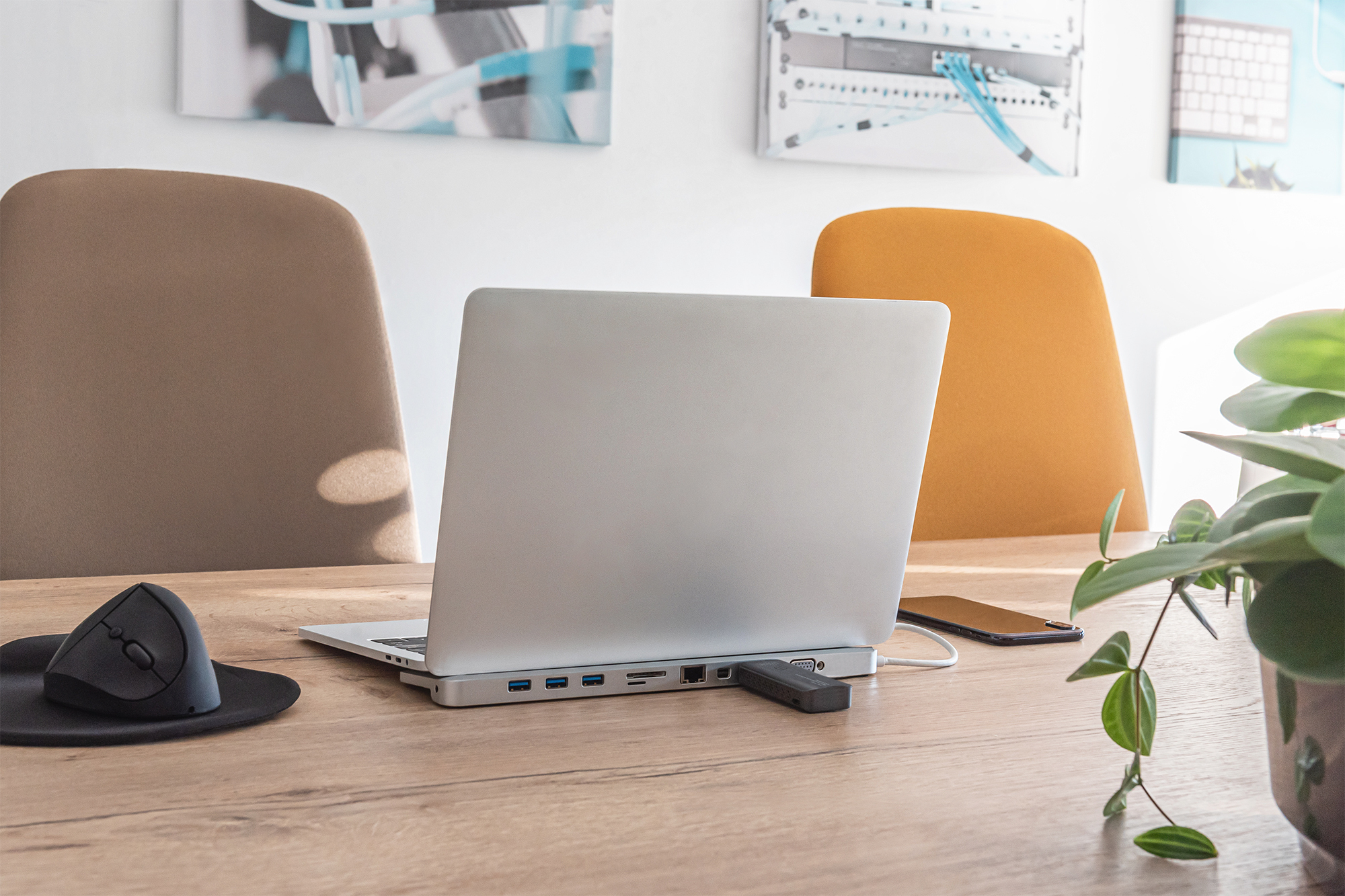 laptop, silber, USB-C-Hub, Schreibtisch-Setup, Arbeitsplatz