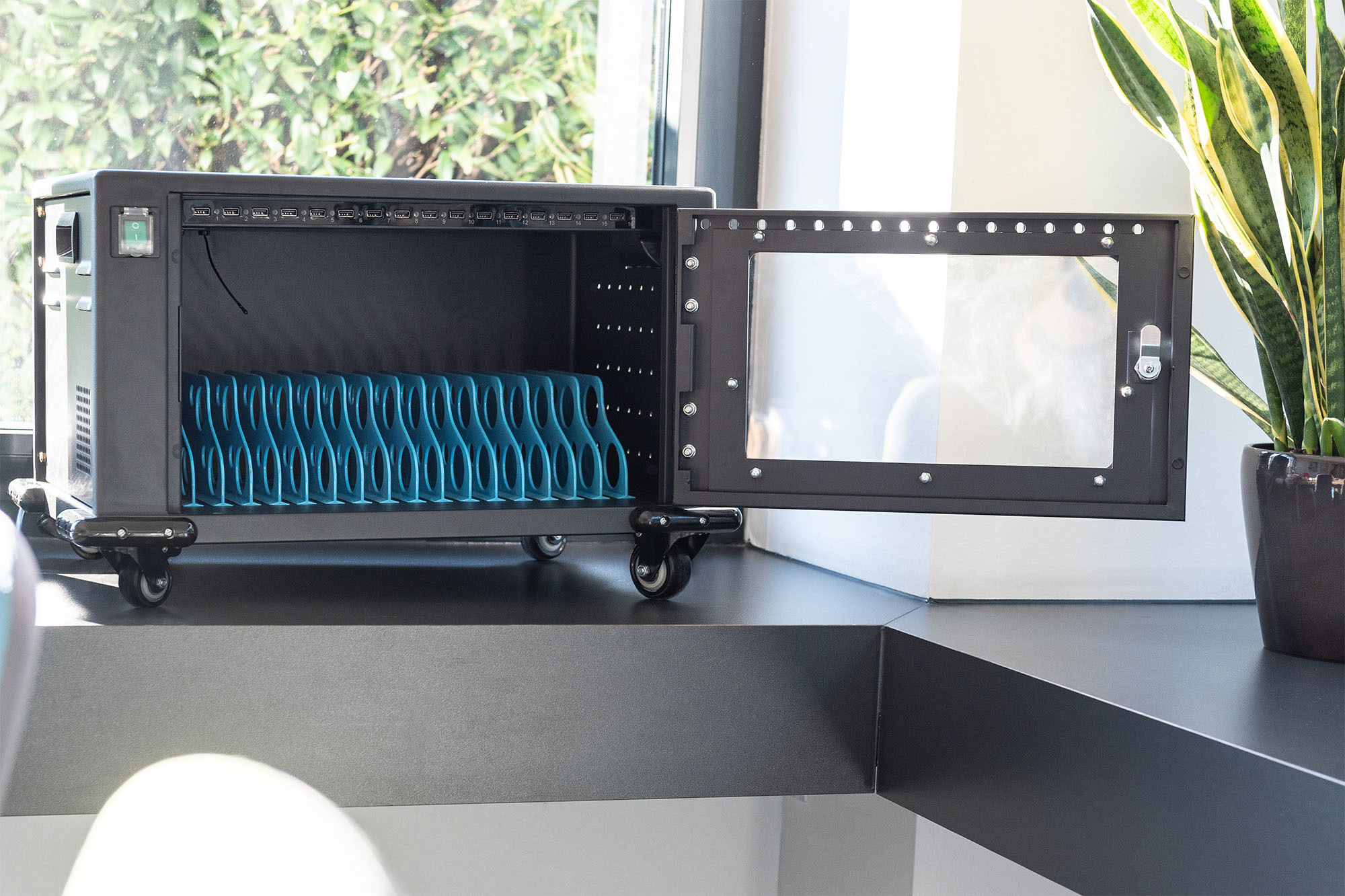 Rack-Schrank, Server, blaue Trennwände, offen Front, Räder