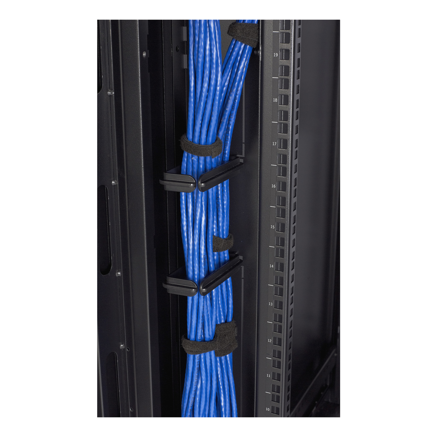 Serverrack, Kabelmanagement, Blaue Ethernet-Kabel, Netzwerk-Rack, Vertikales Kabelorganisationssystem