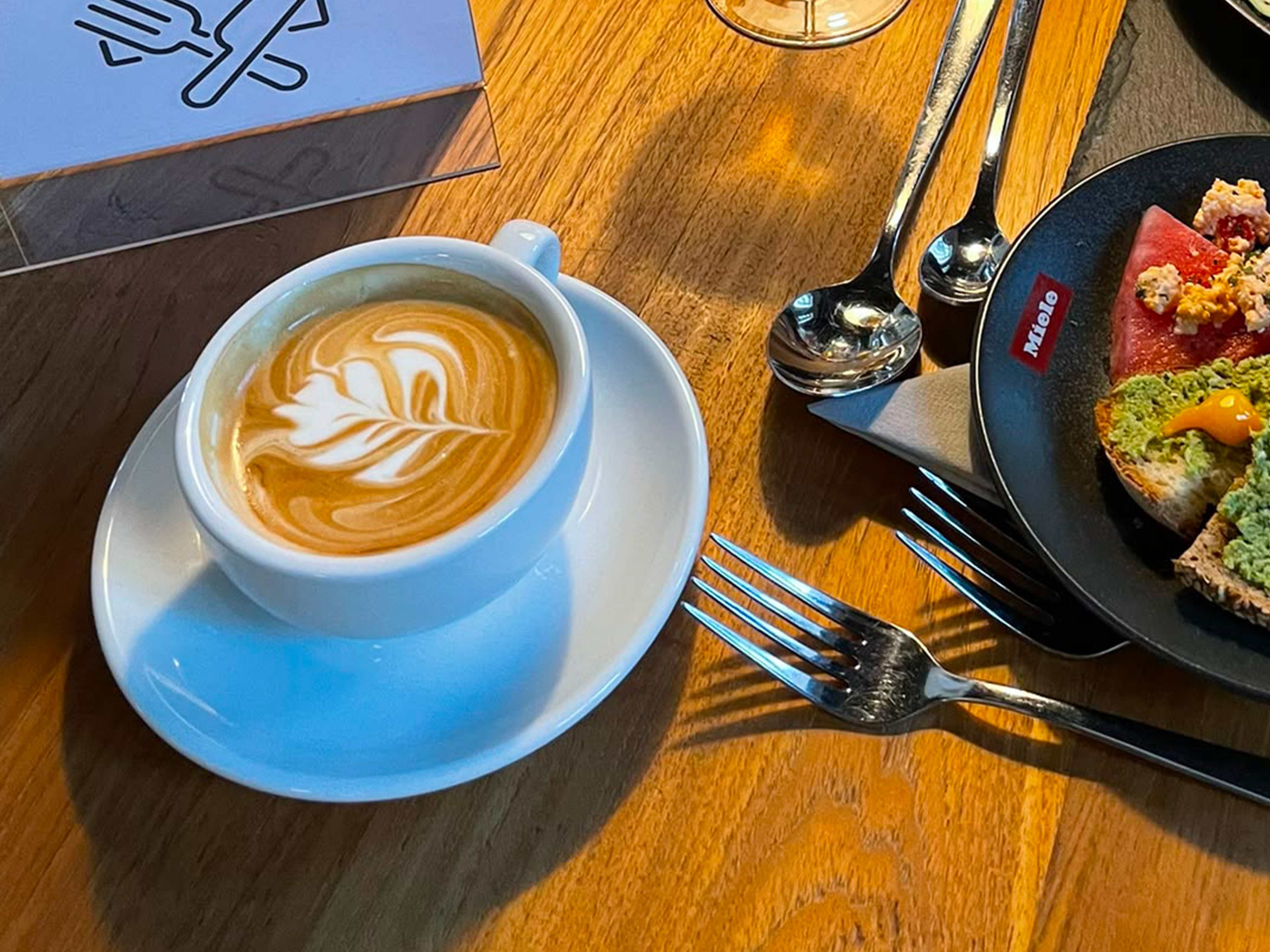 kaffee, latte, latte-art, teller, brotzeit