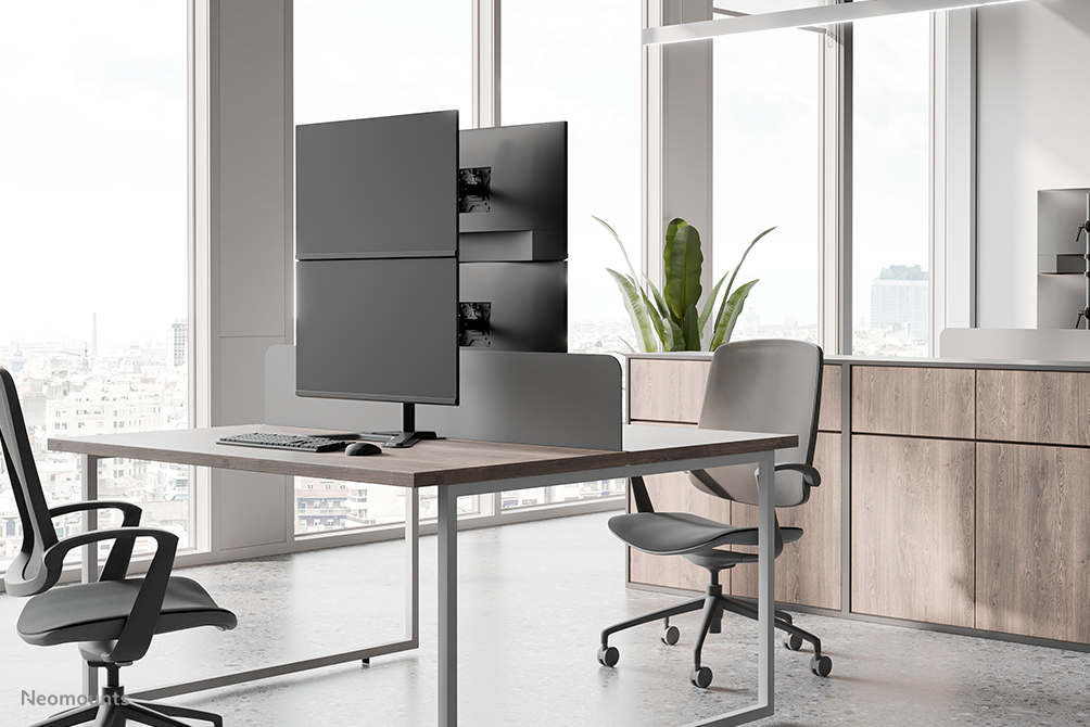 Bürotisch, Dual-Monitor-Setup, ergonomischer Stuhl, Schrankkorpuse aus Holz, moderner Arbeitsplatz