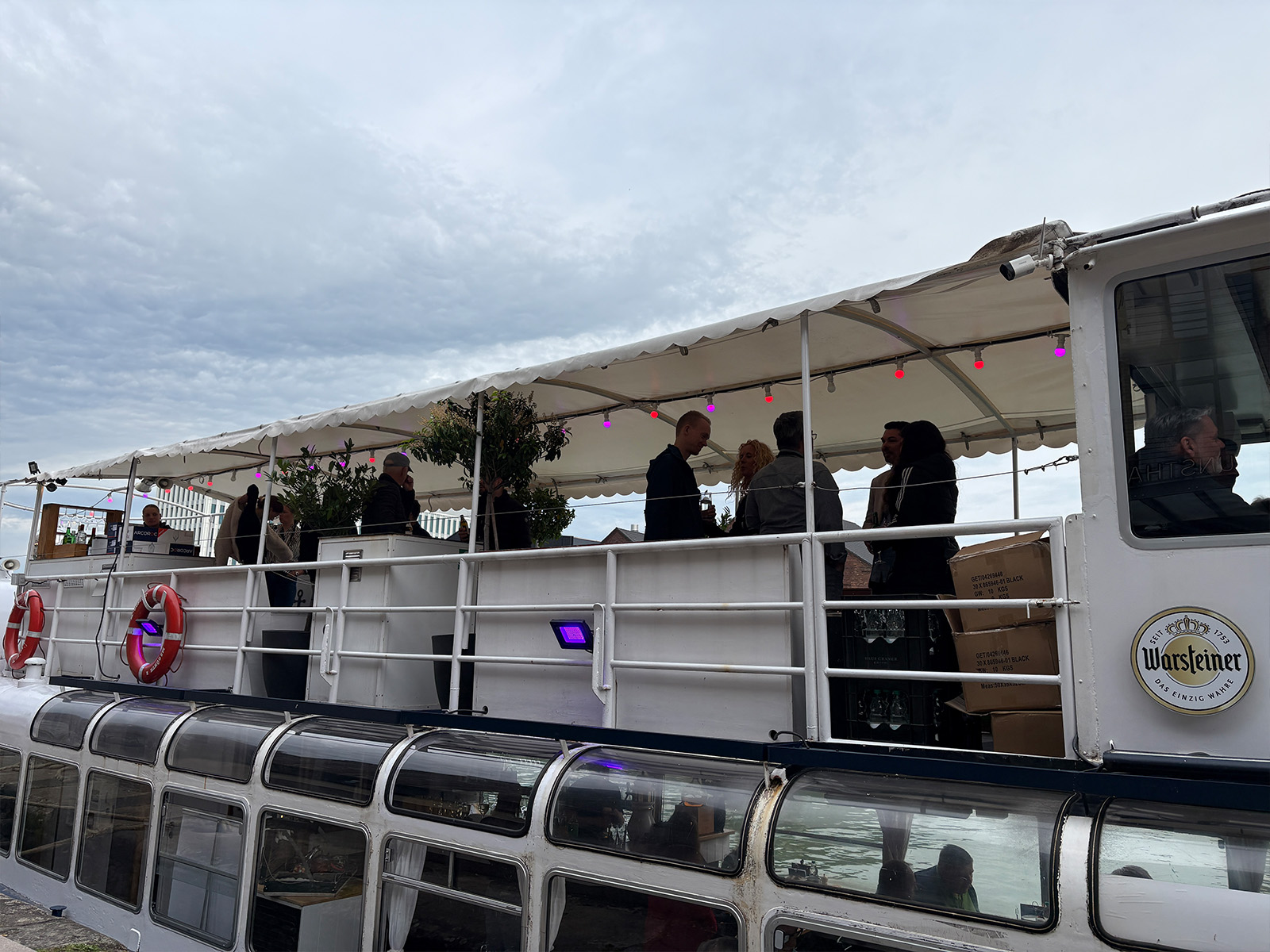 Party Boat, Schute/Boot?, Außenbereich Sitz, Lichterketten, Rettungsring