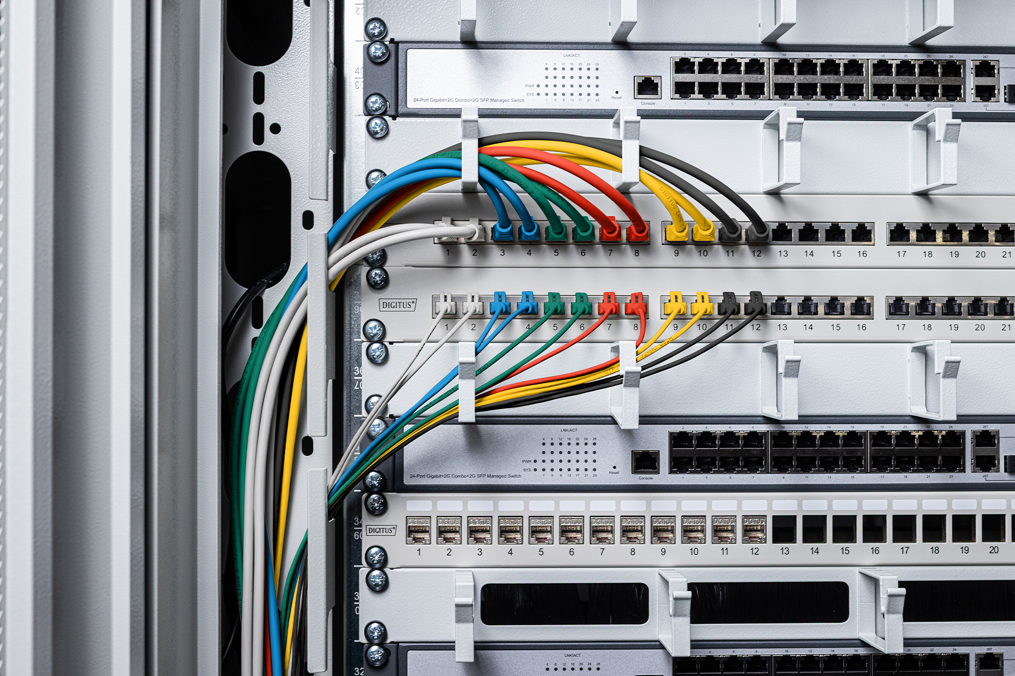 Serverrack, Netzwerk-Switch, Patchkabel, Rack-Montage, Datenzentrum