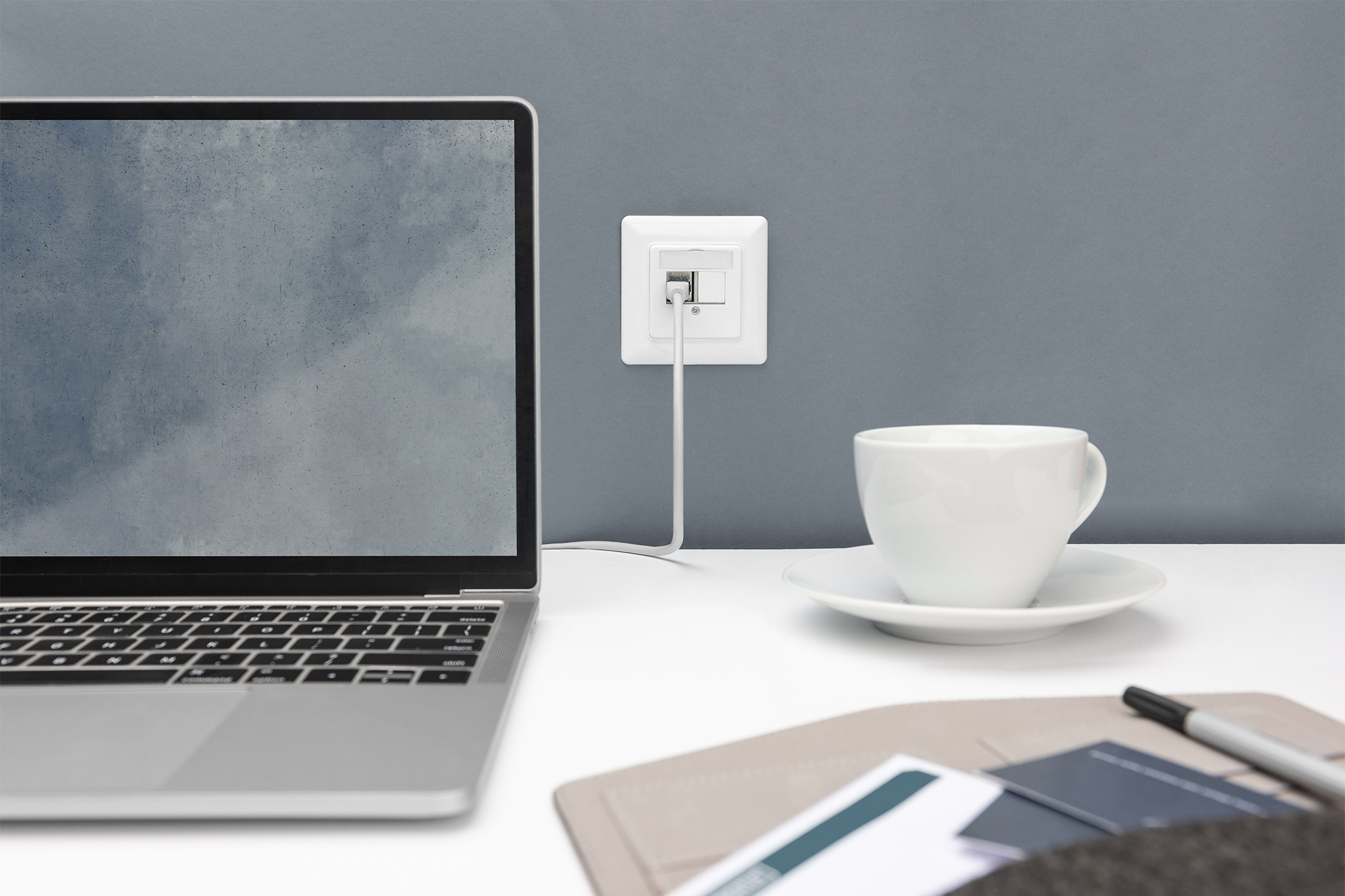 laptop, Desk-Setup, Steckdose, Tasse, Kaffee-Tasse