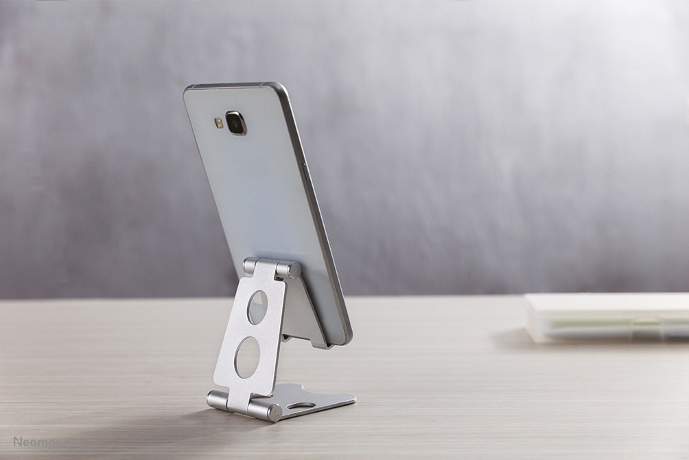 Neomounts Faltbarer Telefon-Ständer - Handy/Smartphone - Passive Halterung - Tisch/Bank - Indoor - Silber