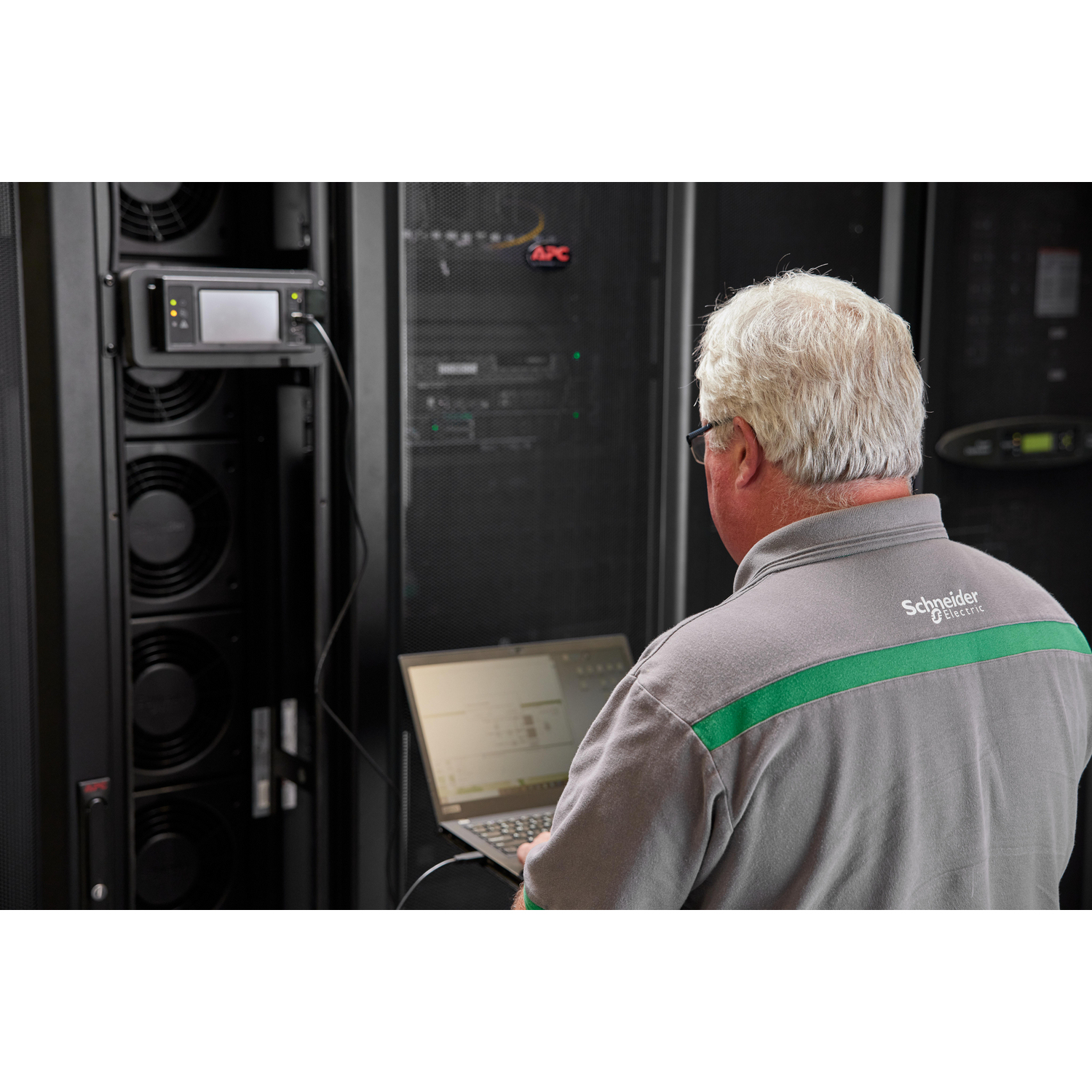 Serverraum, IT-Techniker, Laptop, Rechenzentrum, Schneider Electric