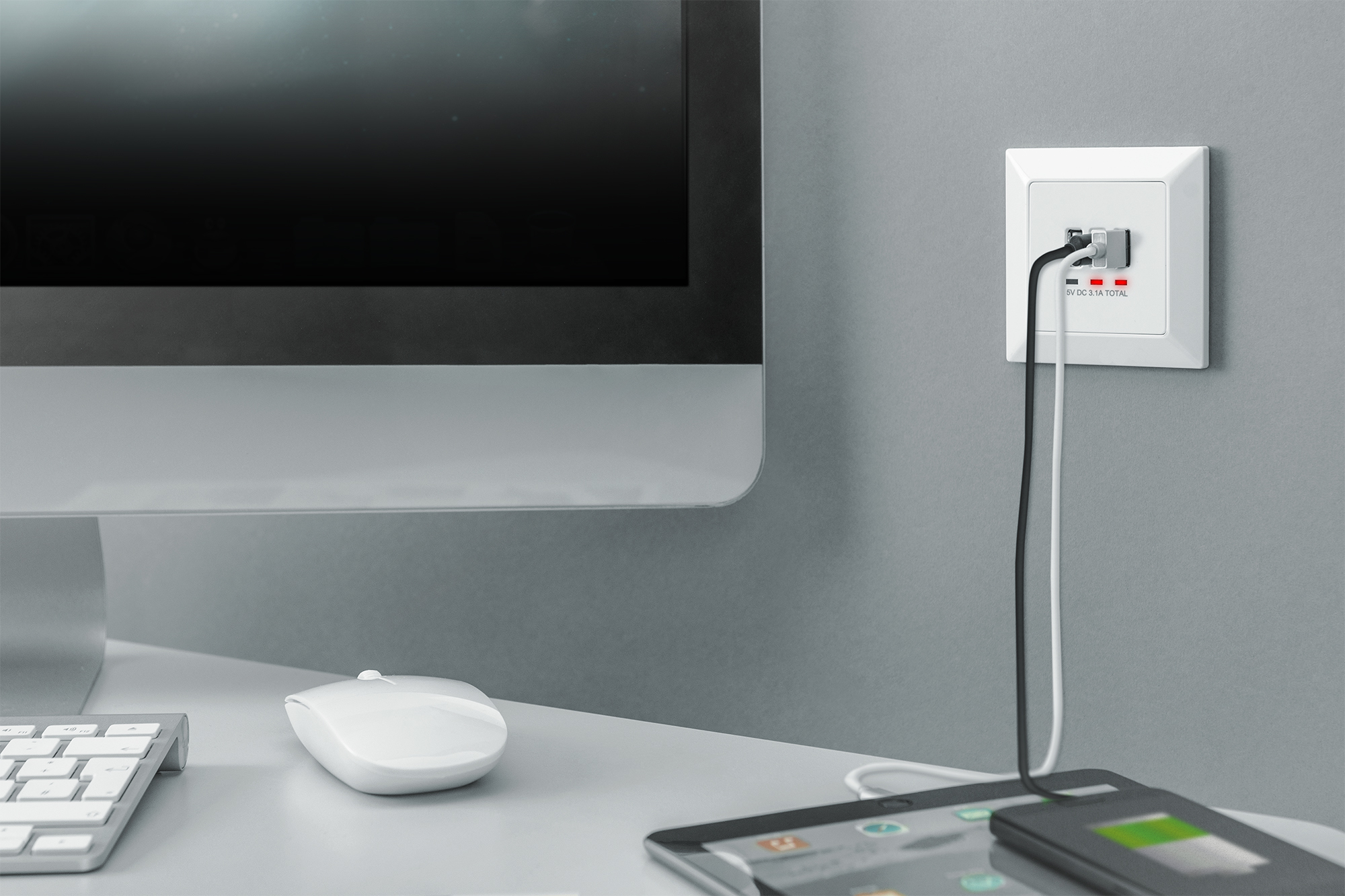 Monitore, Schreibtisch, Wandsteckdose, Kabel, Tablet