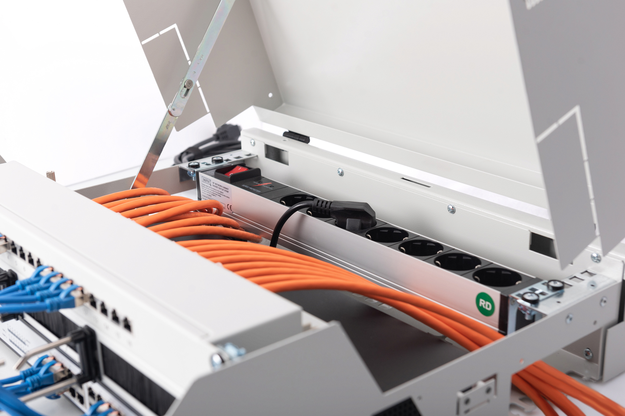 Netzwerk-Schrank, Patchpanel, Kabel, Servern, Elektro-Gehäuse