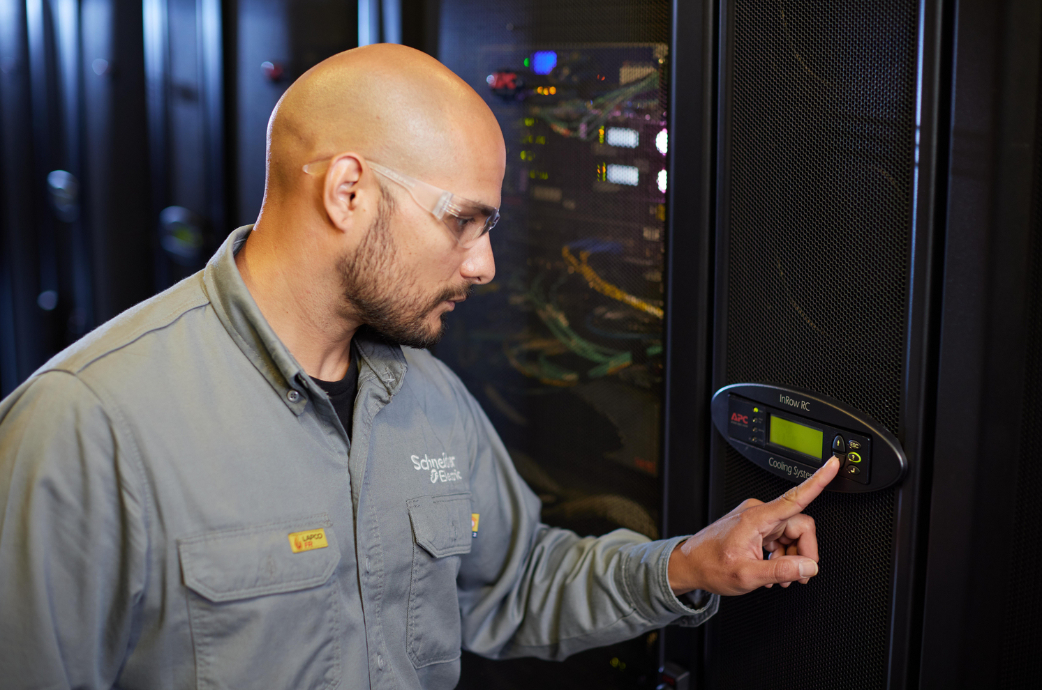 serverraum, IT-techniker, rackserver, schutzhandschuhe, bedienfeld