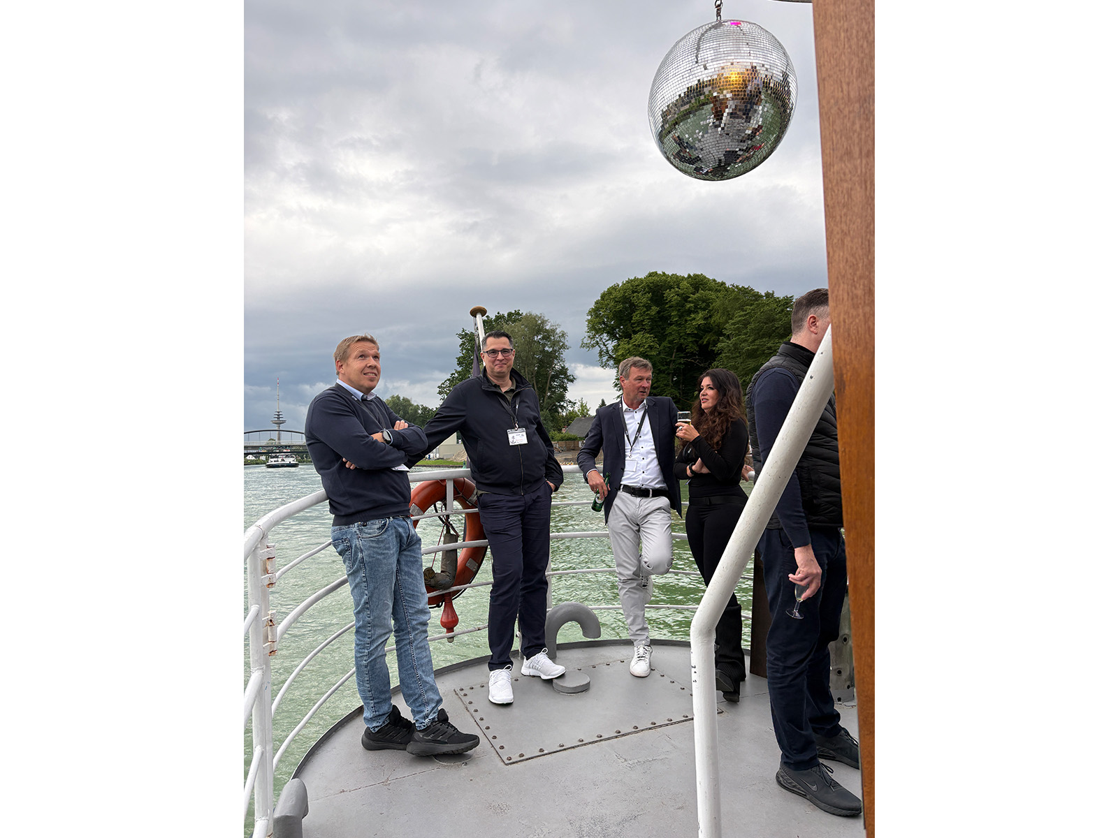 Disco-Kugel, Spiegelkugel, Partydekoration, an Bord, Menschen auf Boot