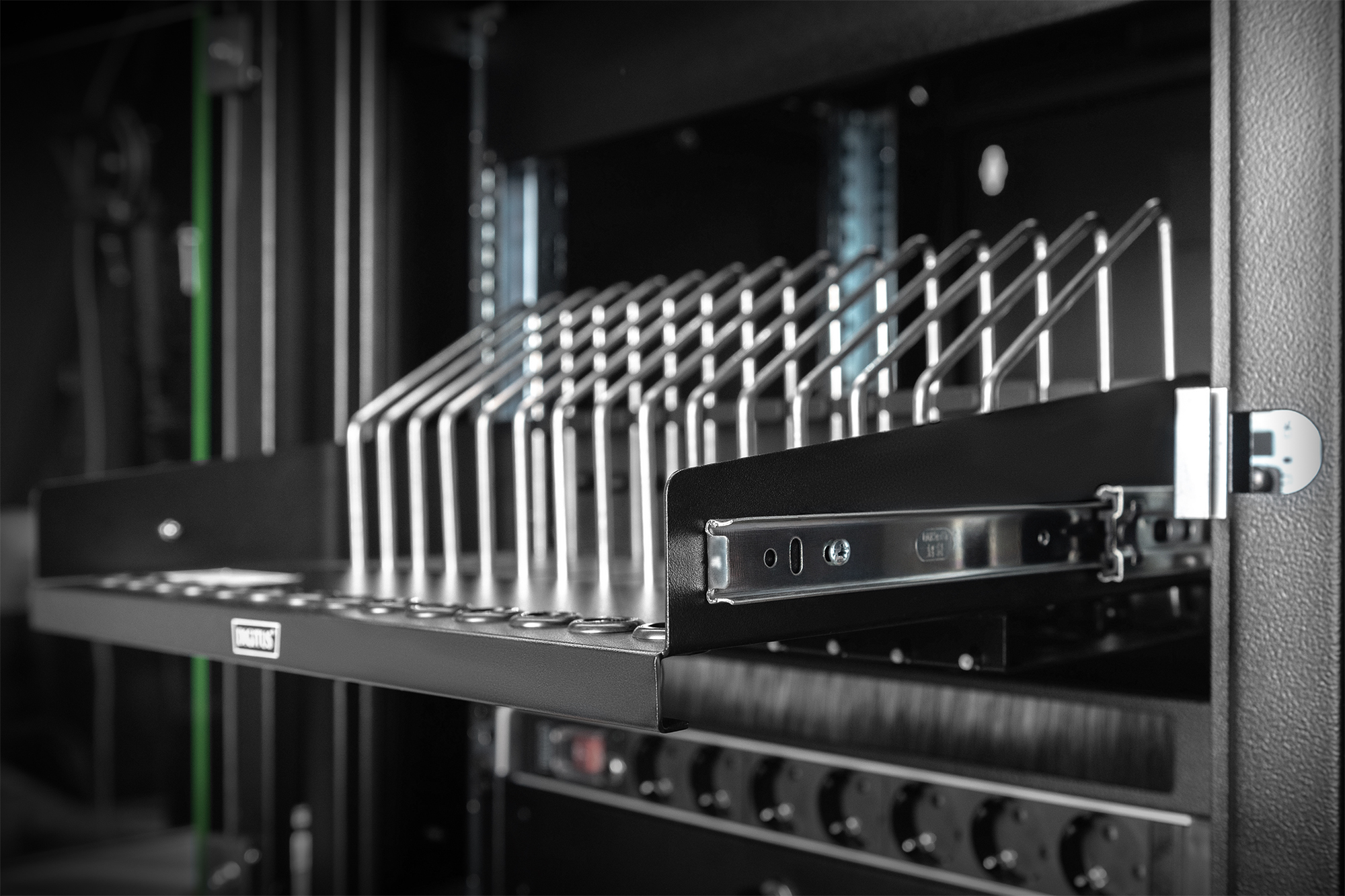 DIGITUS DN-97665 Ausziehbarer Fachboden für Tablets, Notebooks, Smartphones DIGITUS DN-97665 Ausziehbarer Fachboden für Tablets, Notebooks, Smartphones