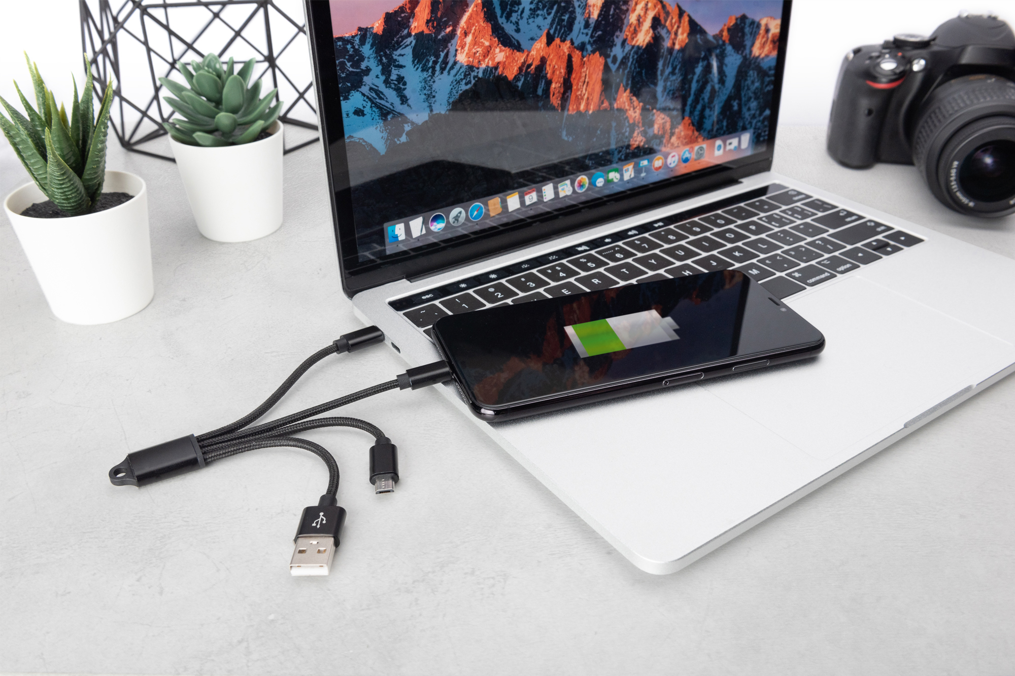laptop, laptop mit ladegerät, smartphone, lade kabel, tisch setup