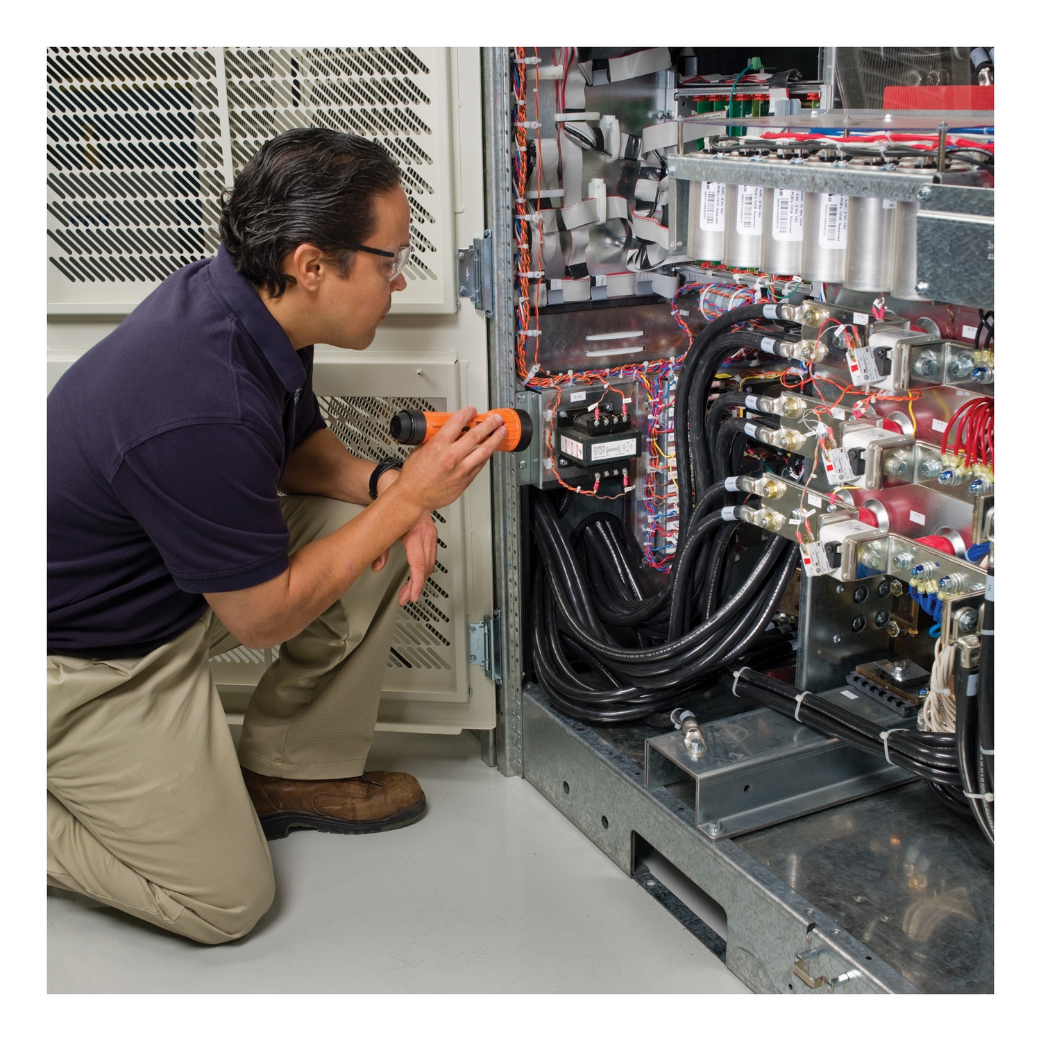 elektrischer Schaltschrank, industrielle Verkabelung, Serverraum, Techniker, Schutzschalter