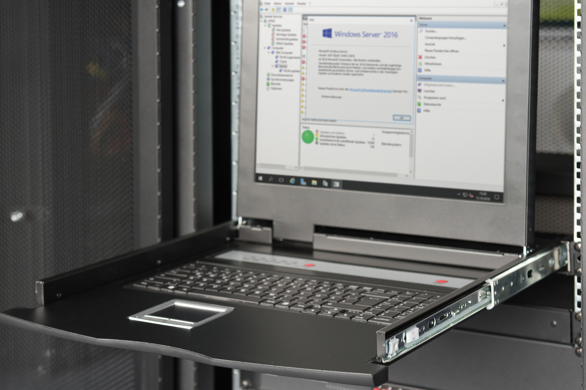 DIGITUS DS-72220-2CH Modulare HD LCD KVM Konsole mit 17" TFT, 8-Port VGA KVM Anschluss, Touchpad, schweizer Tastaturlayout Computer, Elektronik, Laptop, PC, Überwachen