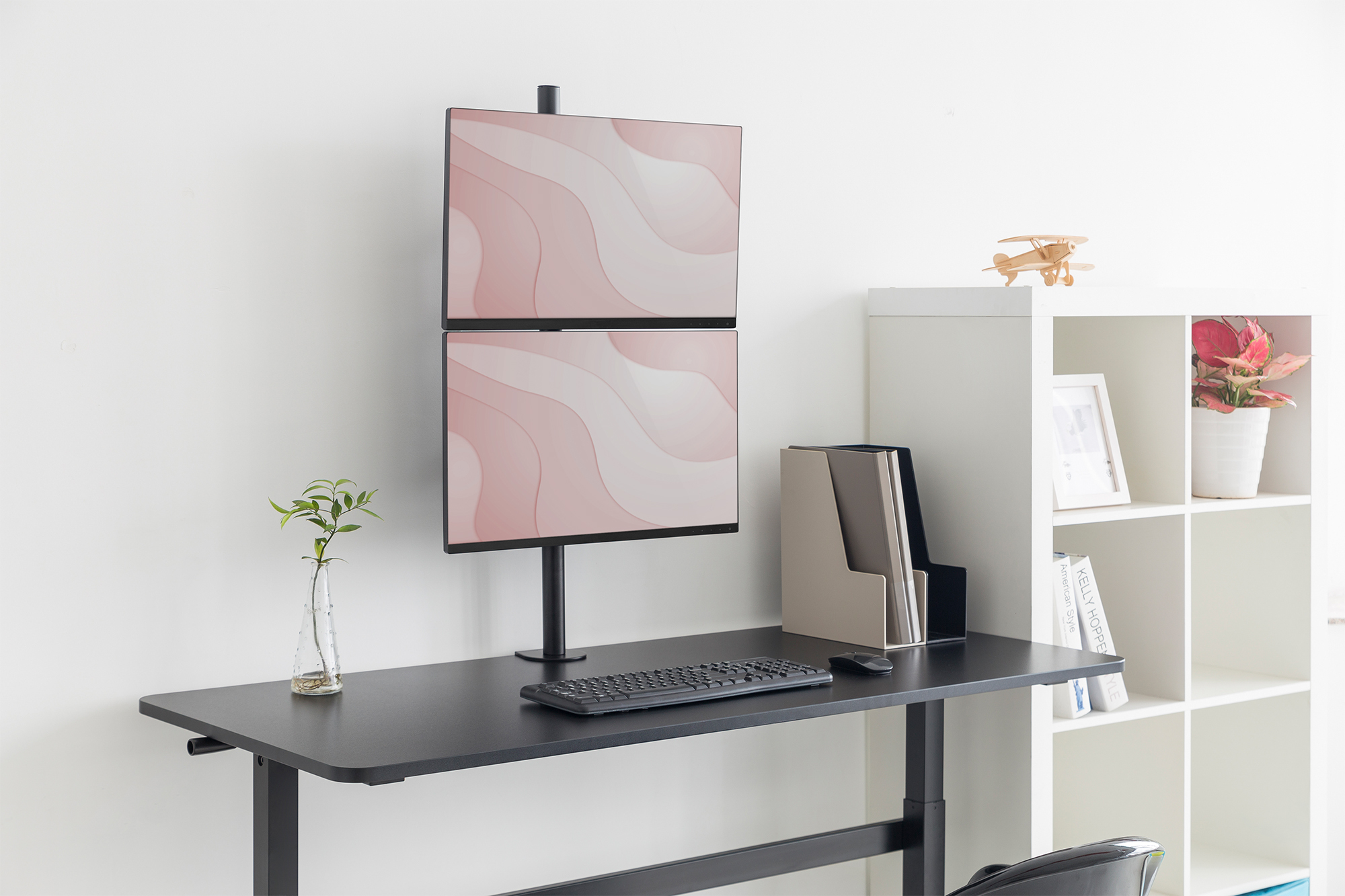 Gaming-Setup, Duales Monitor, Rosa Musterbildschirme, Schreibtisch mit Tastatur, Pflanze auf dem Schreibtisch