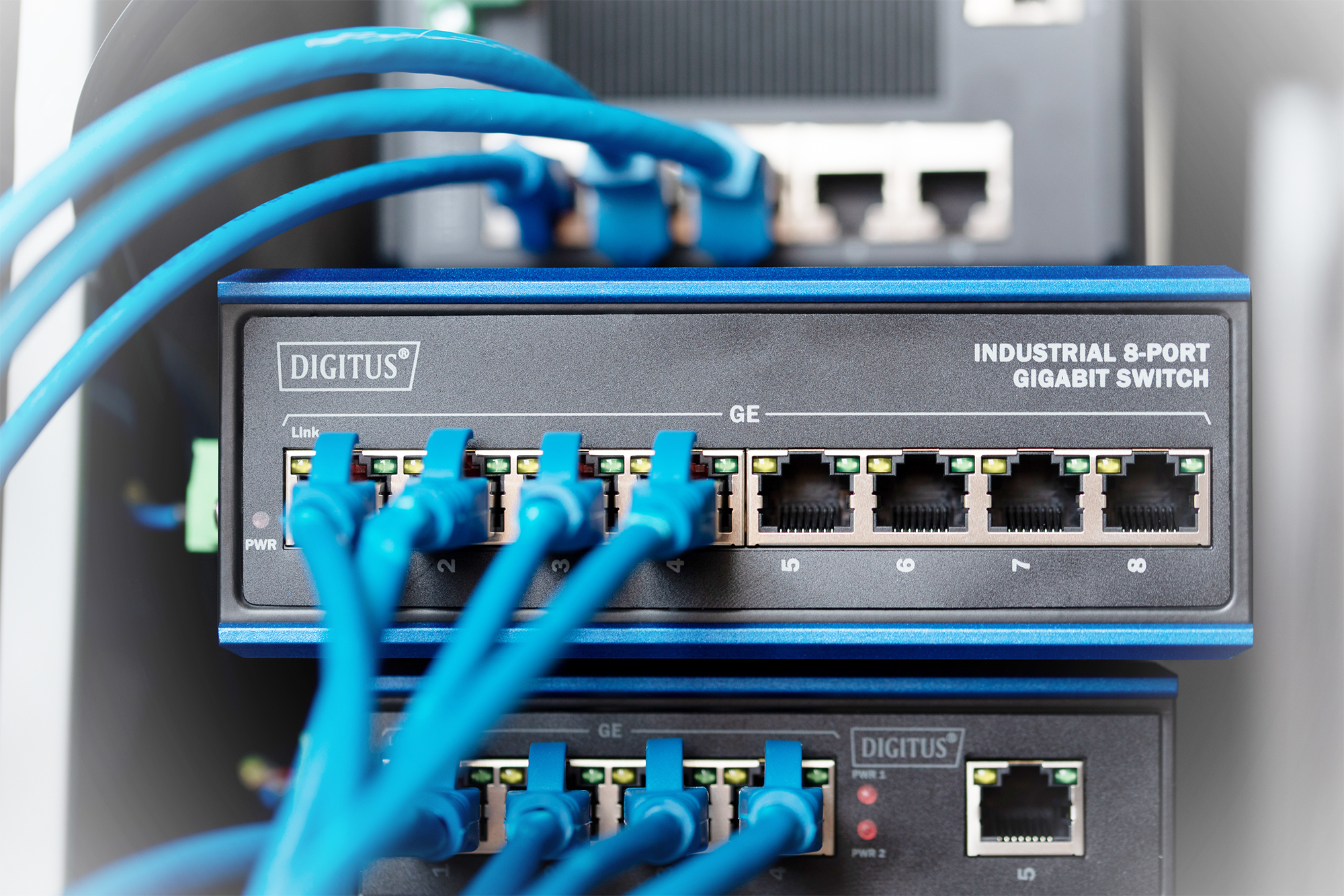 industrieller schalter, gigabit schalter, netzwerk schalter, RJ45 anschlüsse, blaue kabel