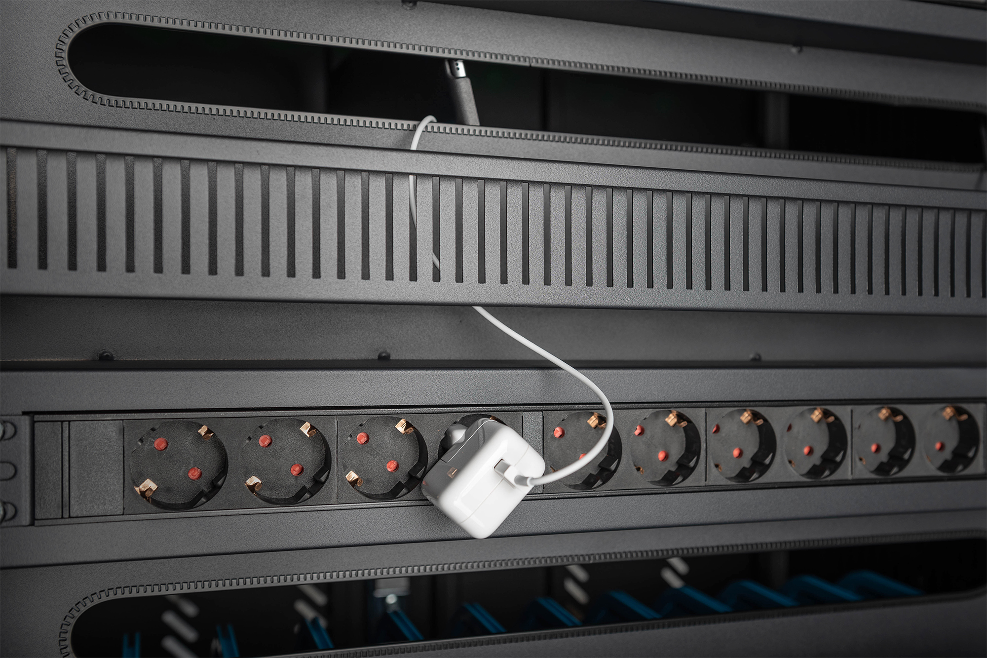 server rack, power strip, cable, electrical outlet, USV kabel